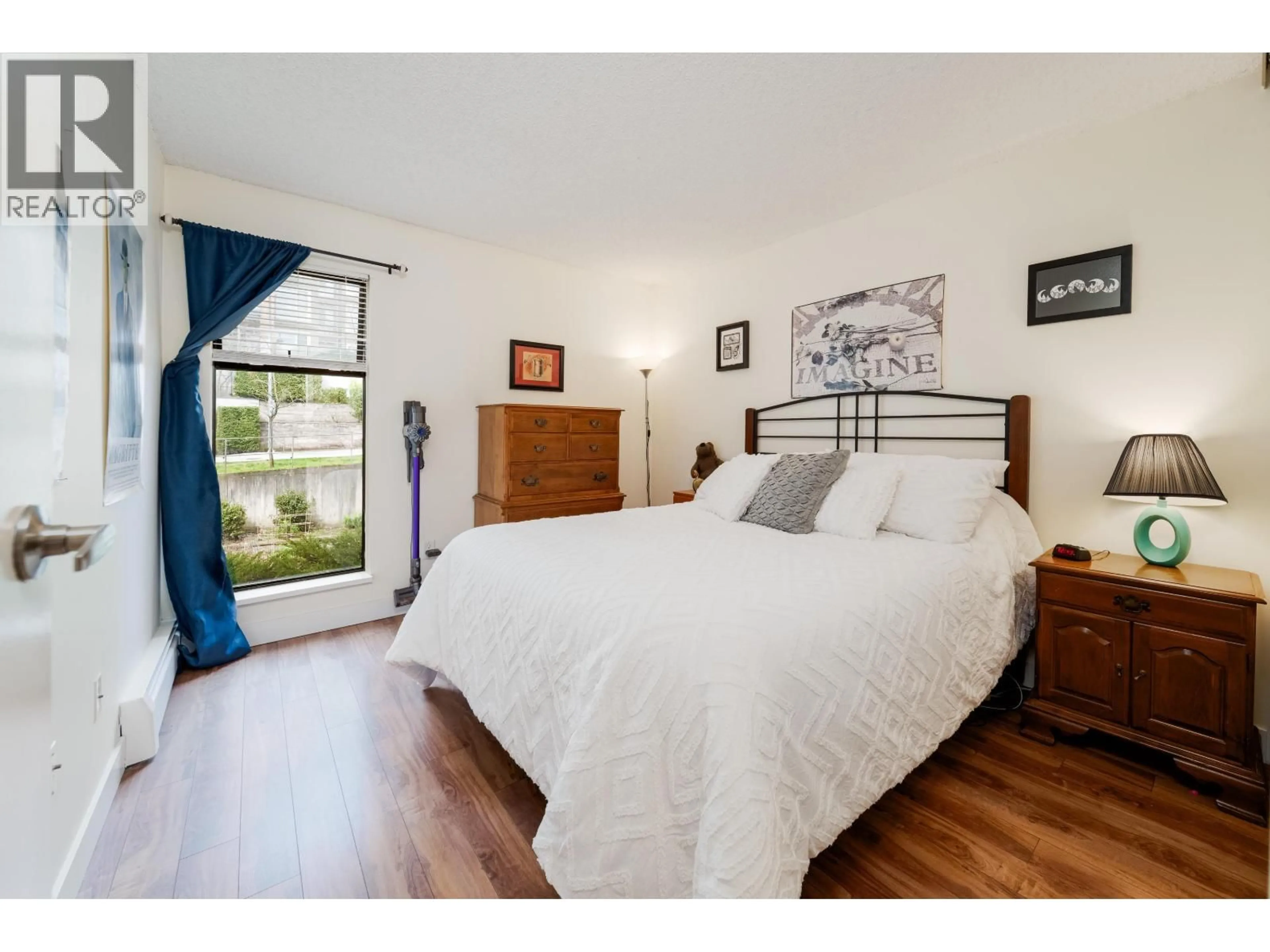 Bedroom with bed, wood/laminate floor for 211 - 423 AGNES STREET, New Westminster British Columbia V3L1G2