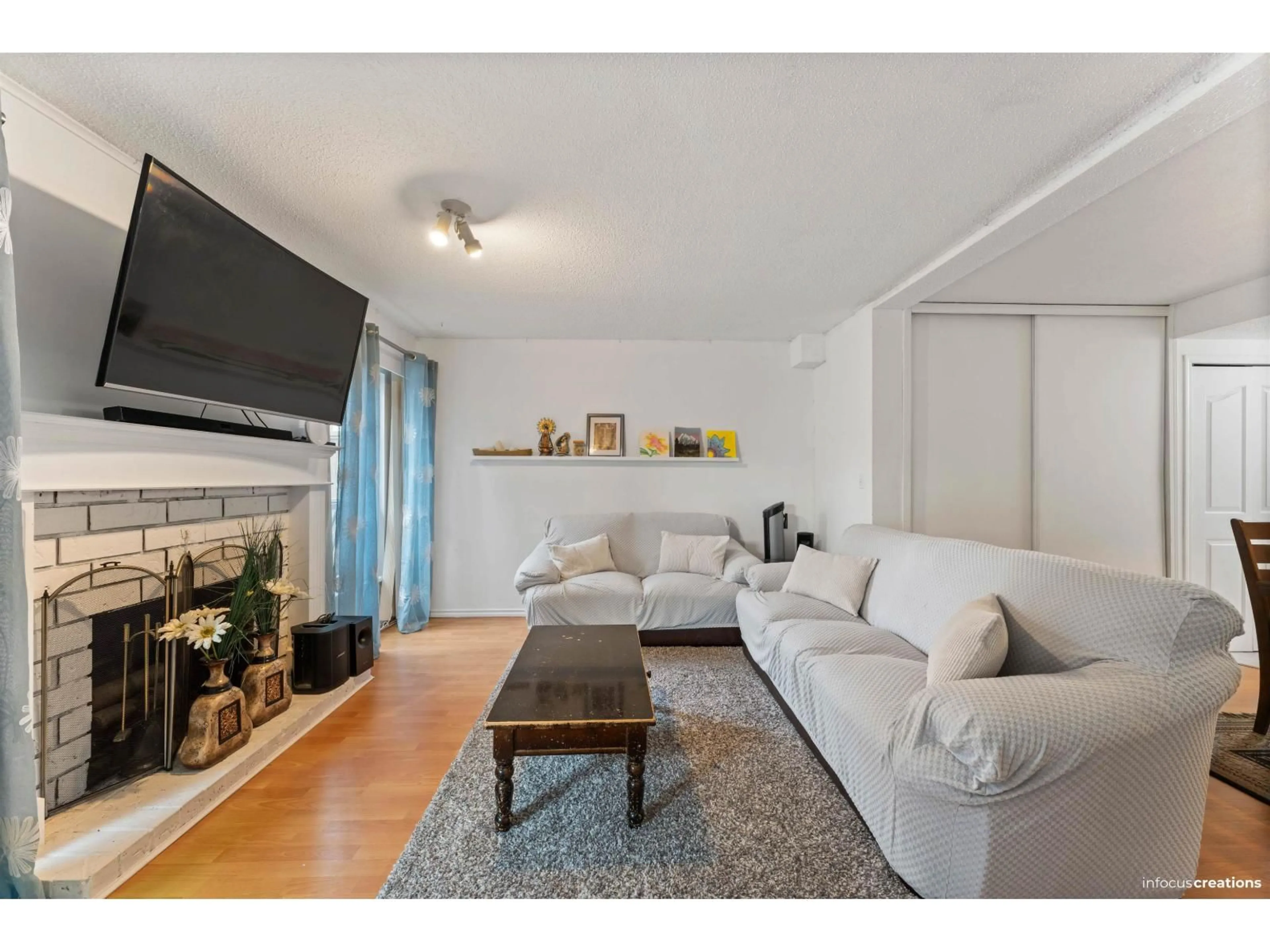 Living room with furniture, wood/laminate floor for 207 - 13931 74 AVENUE, Surrey British Columbia V3W6G6