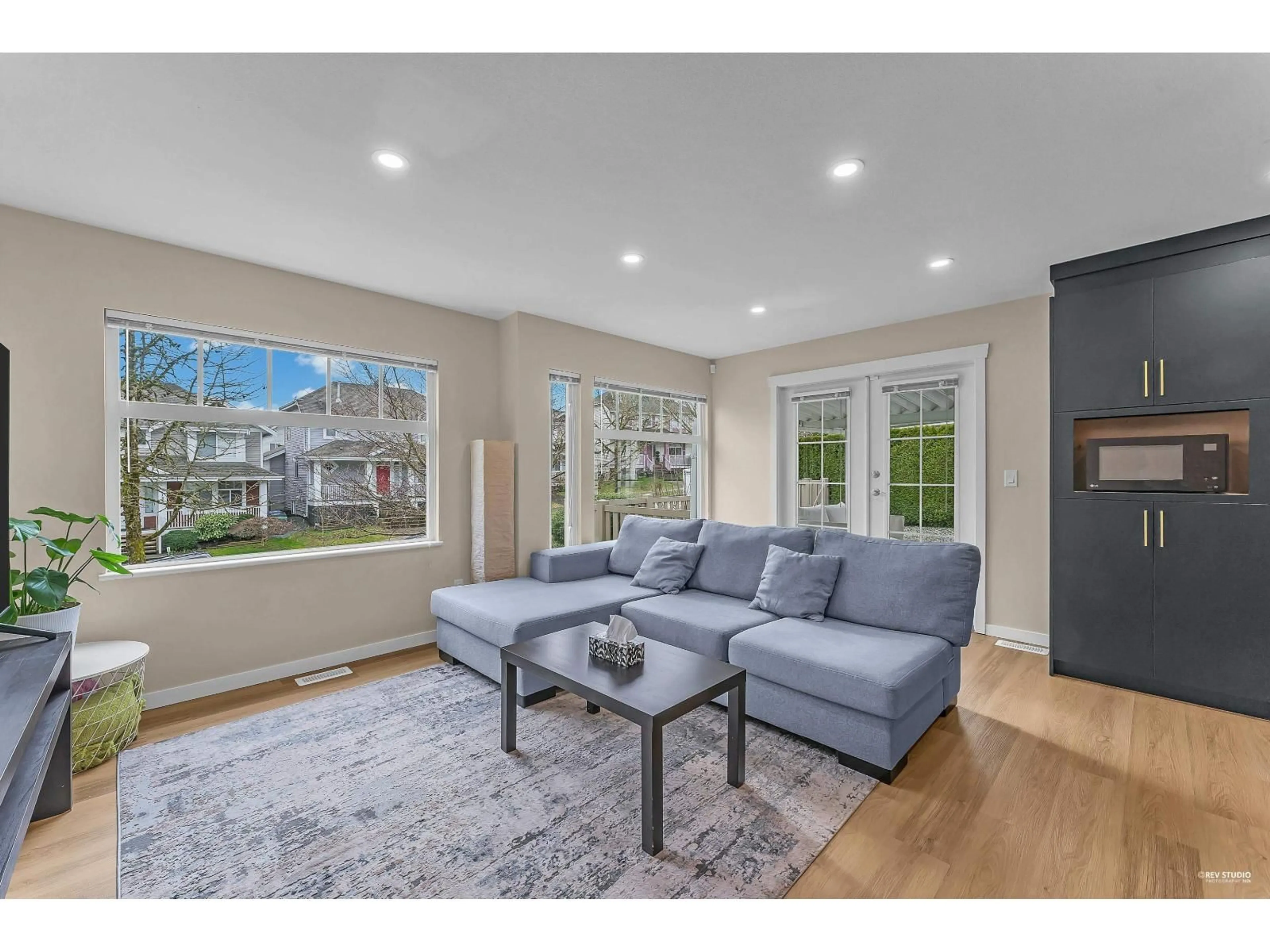 Living room with furniture, unknown for 21 - 15188 62A AVENUE, Surrey British Columbia V3S1W7