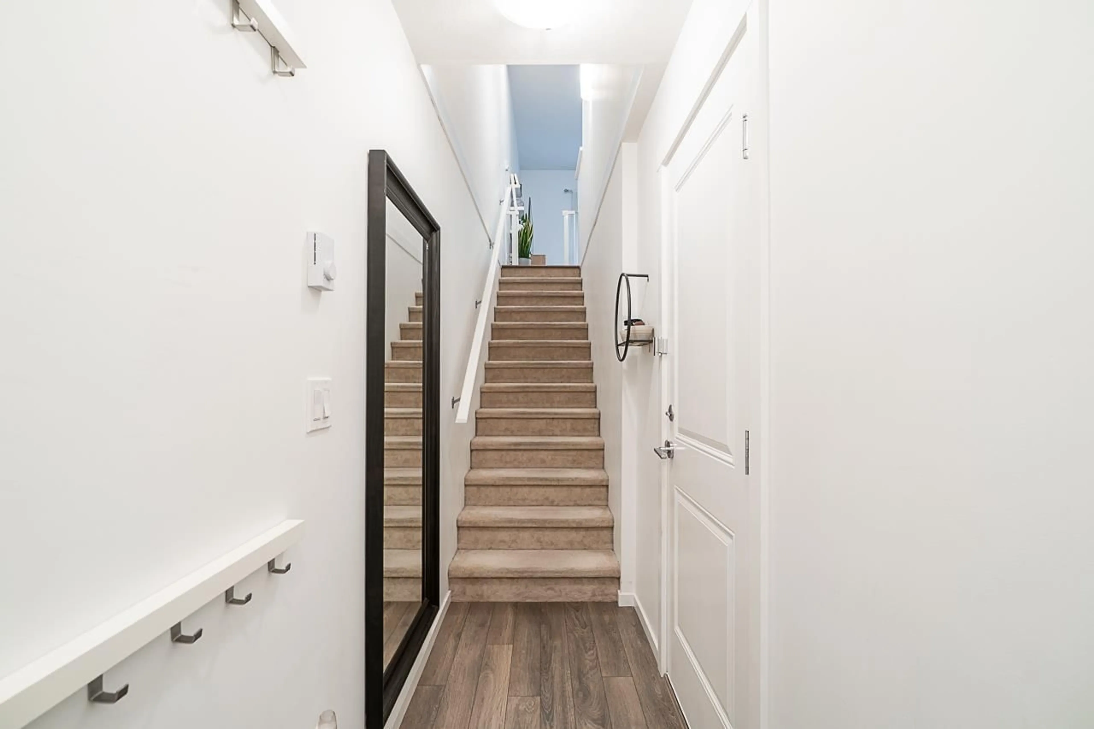 Indoor entryway for 100 - 15340 GUILDFORD DRIVE, Surrey British Columbia V3R0C9