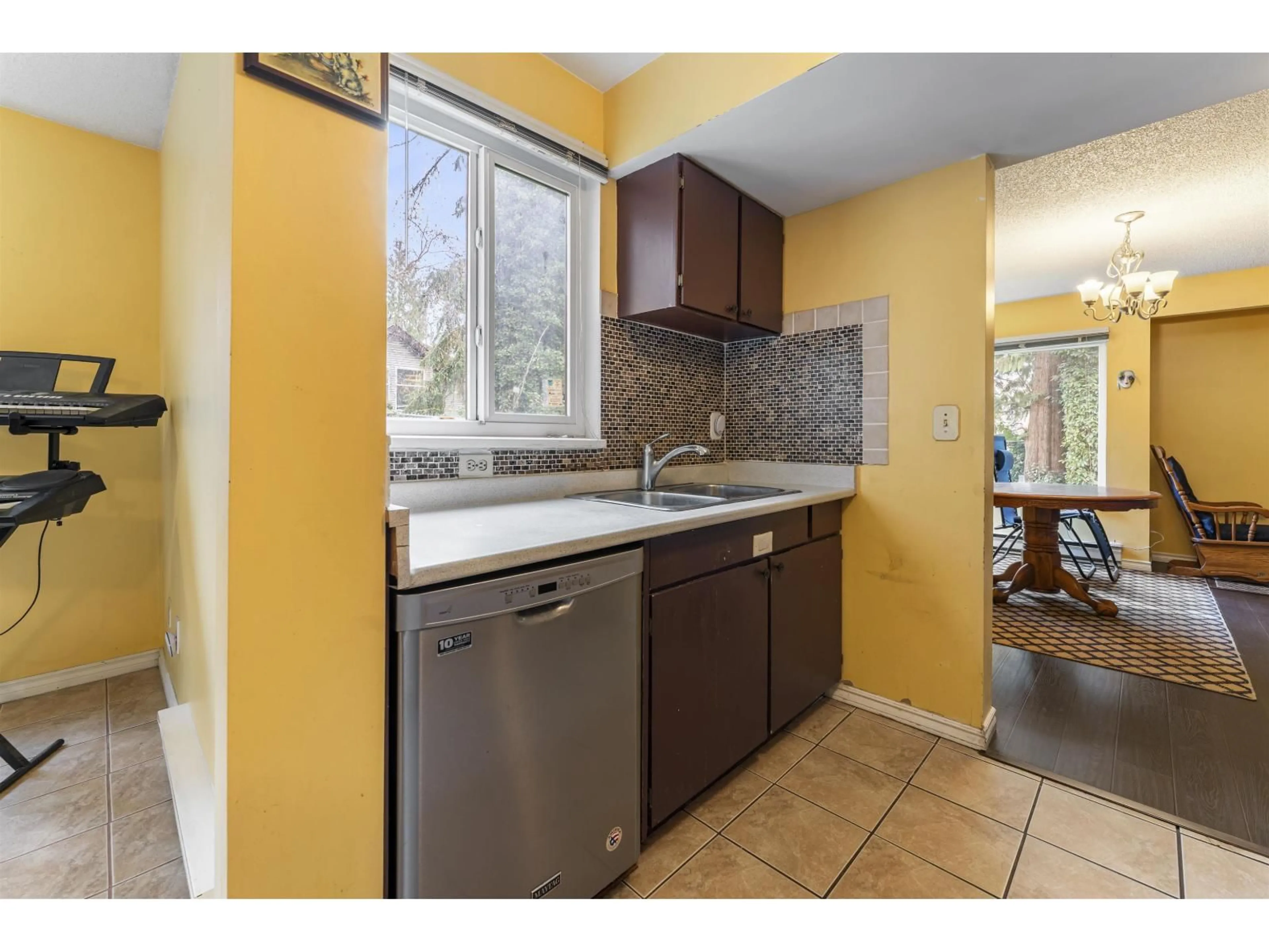 Standard kitchen, ceramic/tile floor for 40 - 9955 140TH STREET, Surrey British Columbia V3T4M4