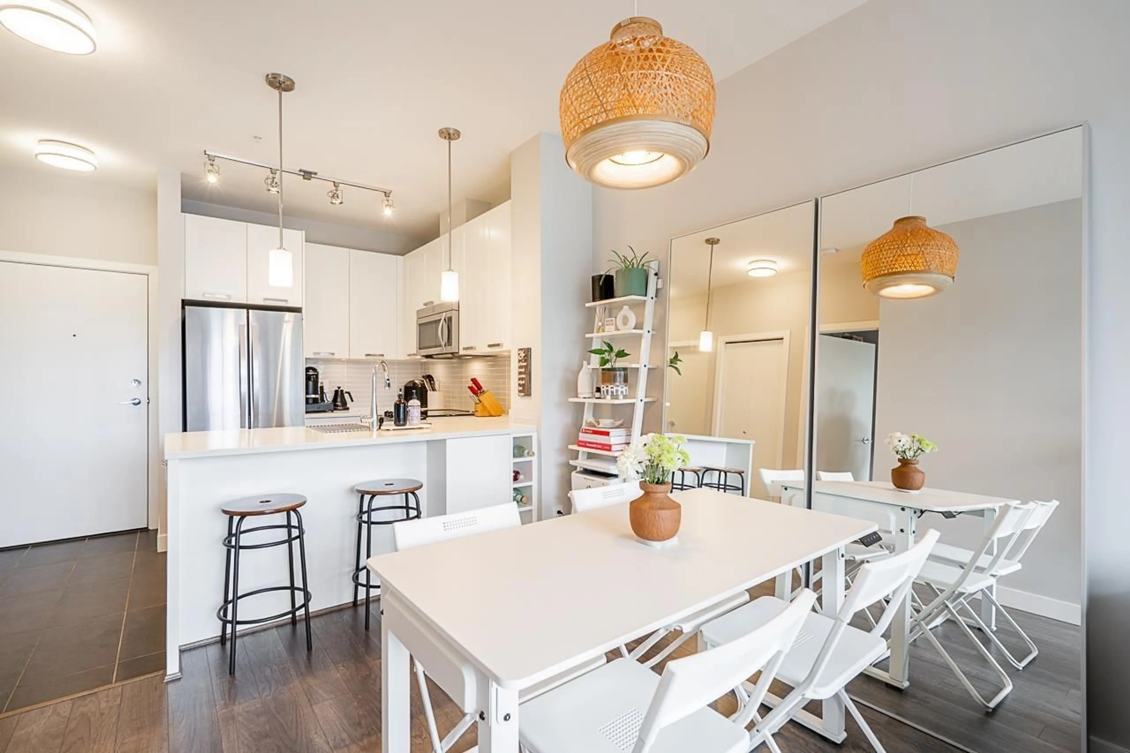 Open concept kitchen, unknown for 405 - 15388 105 AVENUE, Surrey British Columbia V3R0C4