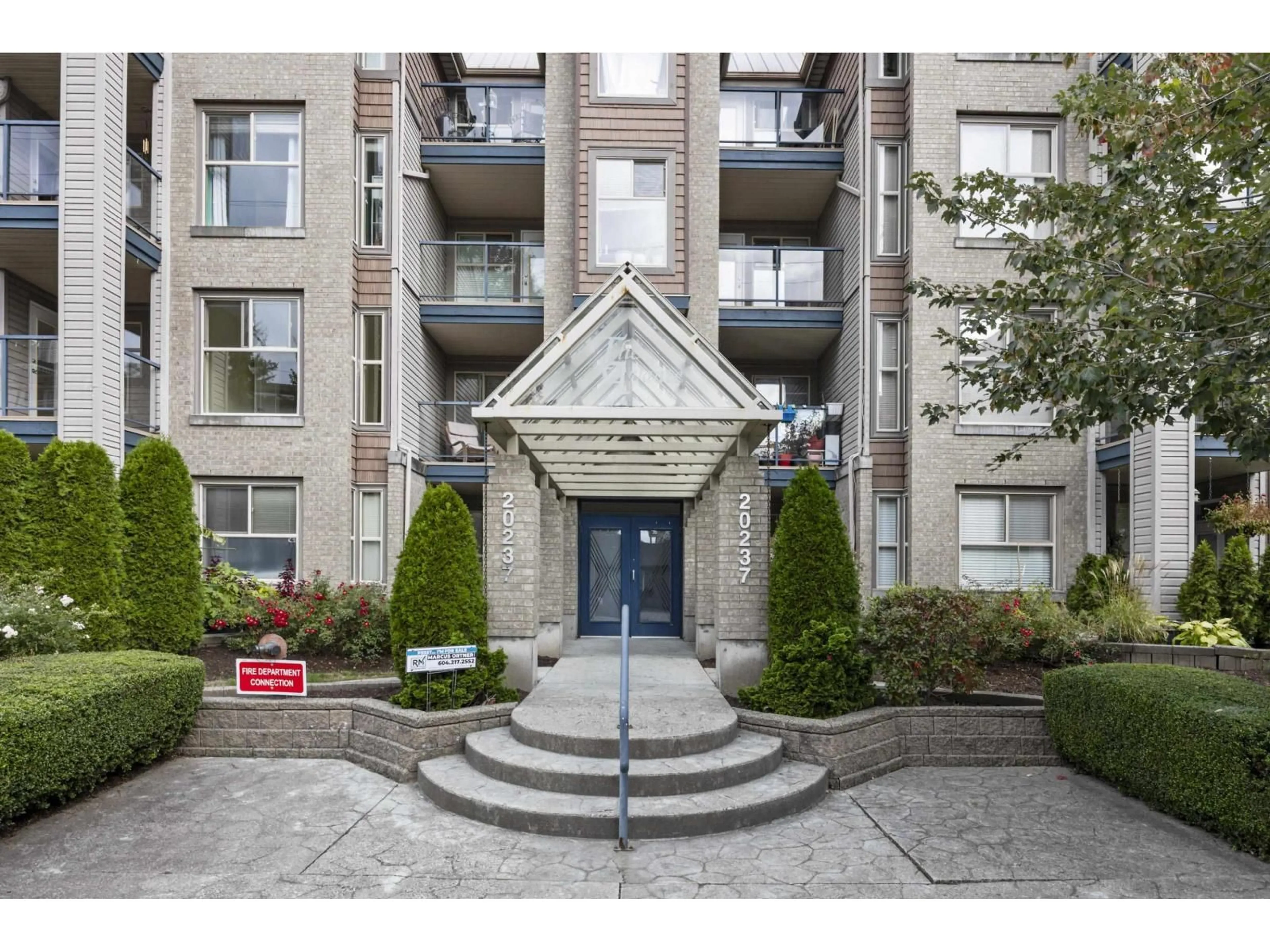 Indoor foyer for 302 - 20237 54 AVENUE, Langley British Columbia V3A3W2