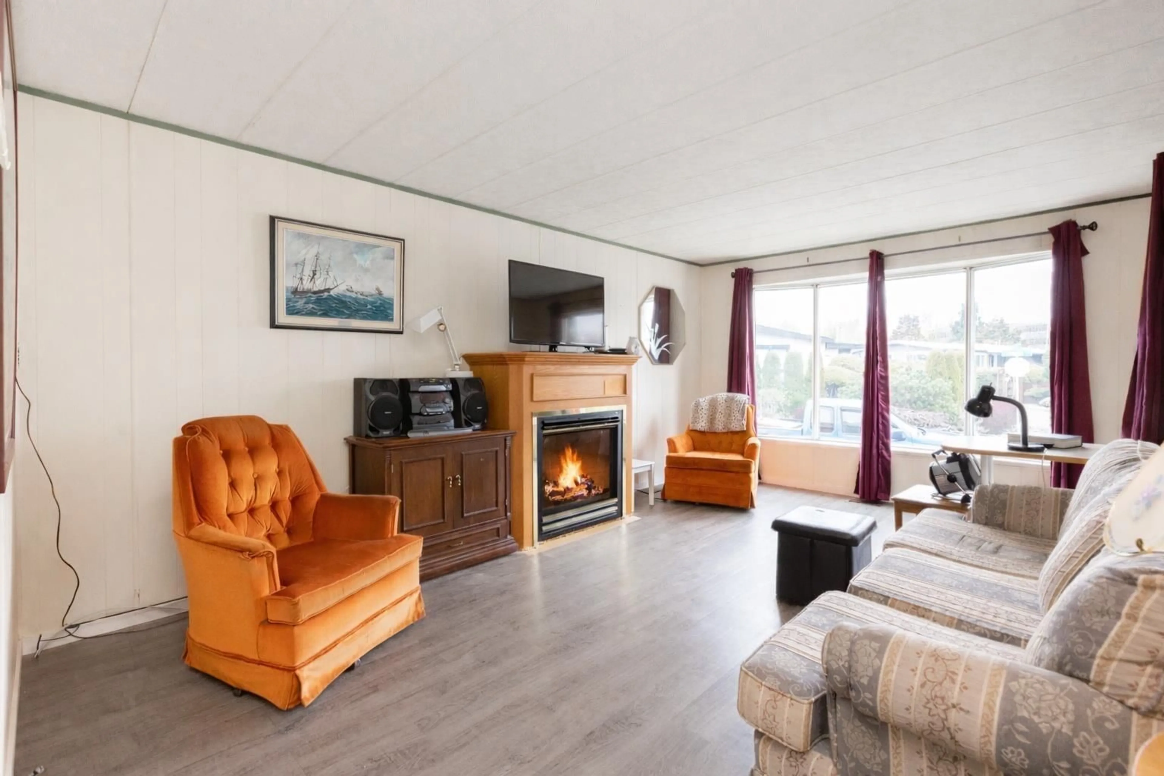 Living room with furniture, wood/laminate floor for 2058 CUMBRIA DRIVE, Surrey British Columbia V4A5J9