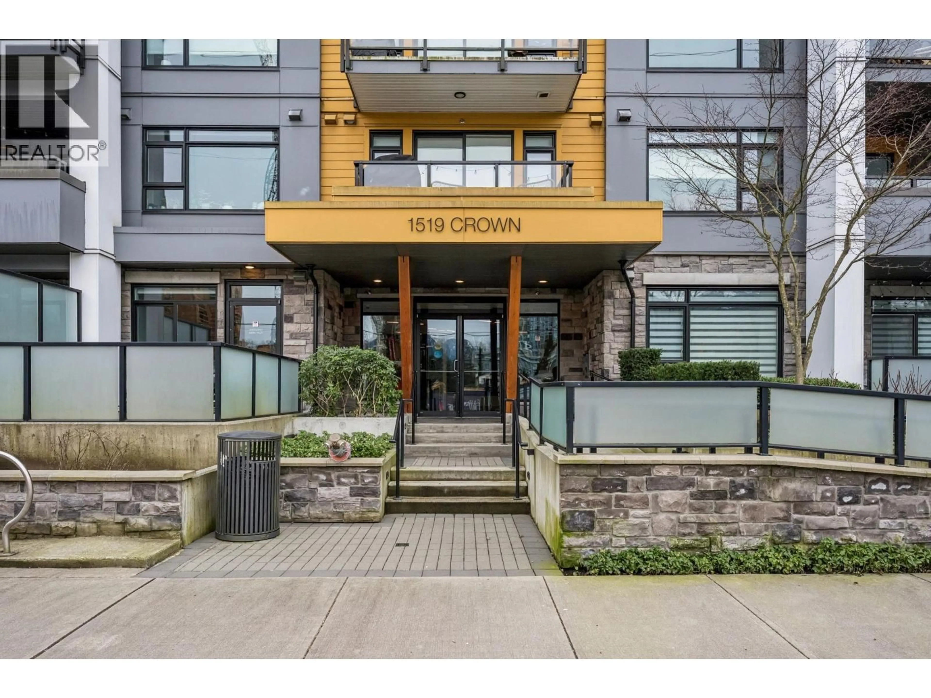 Indoor entryway for 201 - 1519 CROWN STREET, North Vancouver British Columbia V7J1G6
