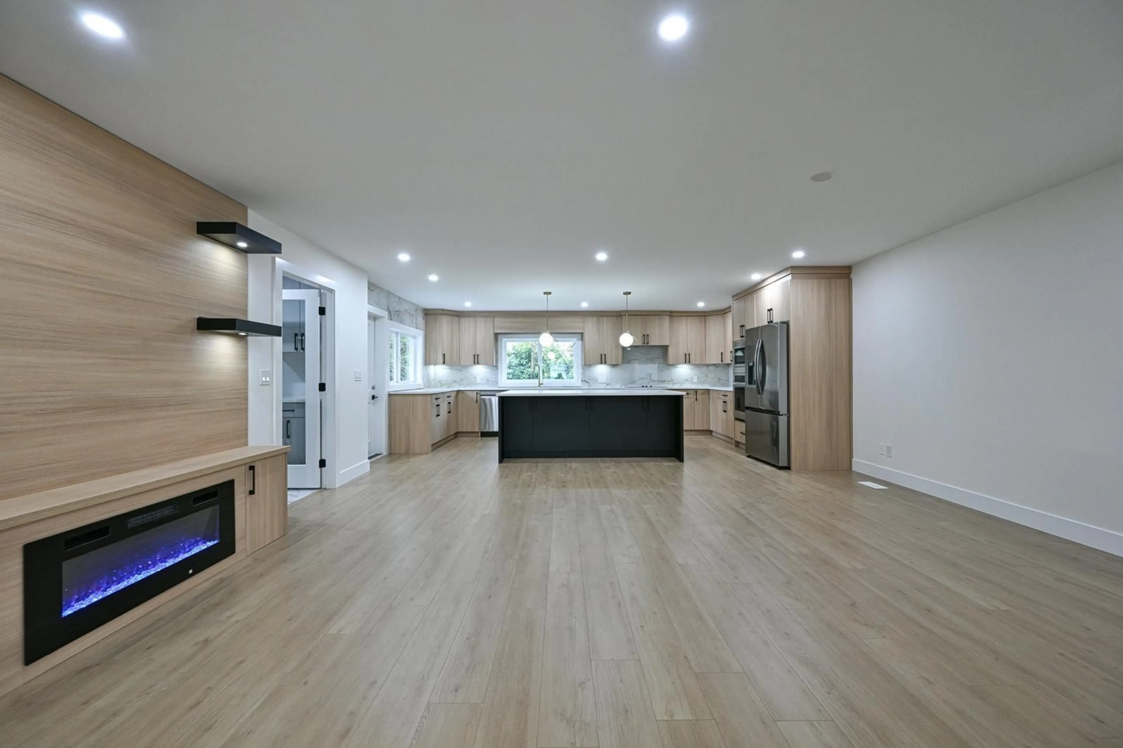 Open concept kitchen, wood/laminate floor for 32069 CLINTON AVENUE, Abbotsford British Columbia V2T5B7