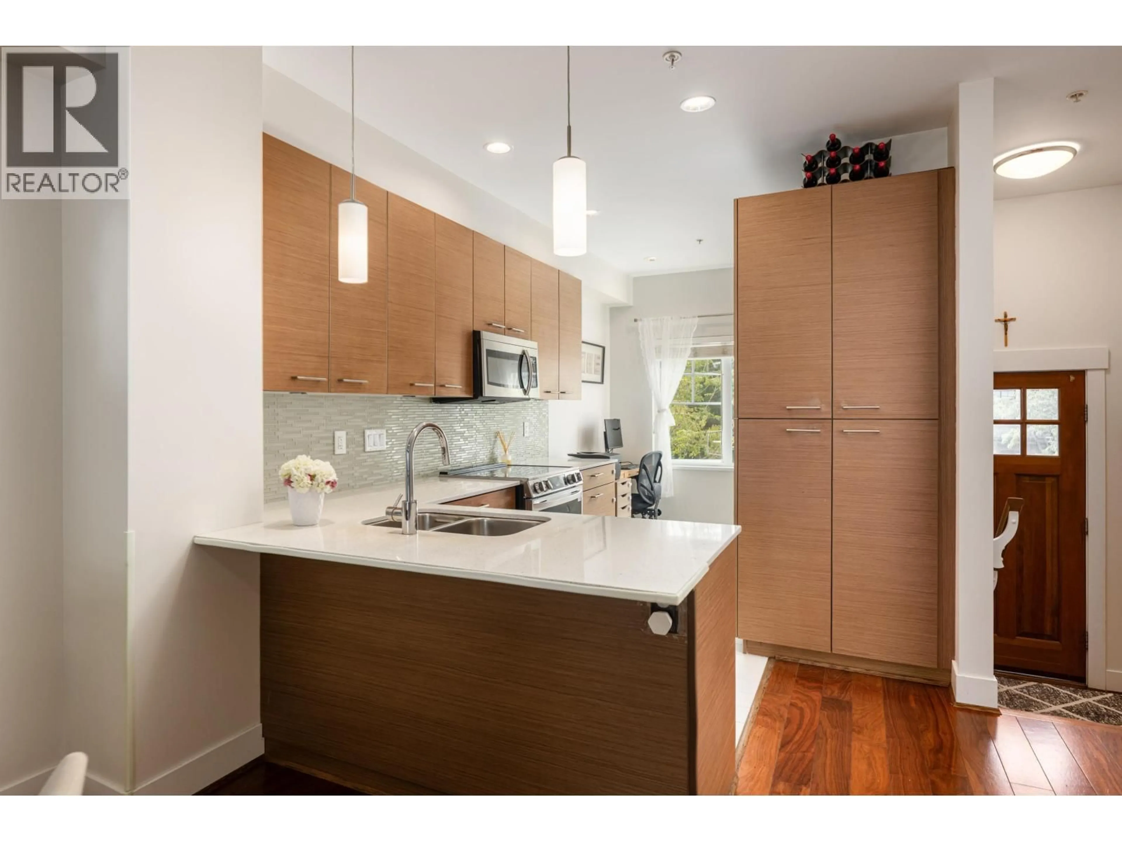 Open concept kitchen, unknown for 7 - 7198 BARNET ROAD, Burnaby British Columbia V5A1C9