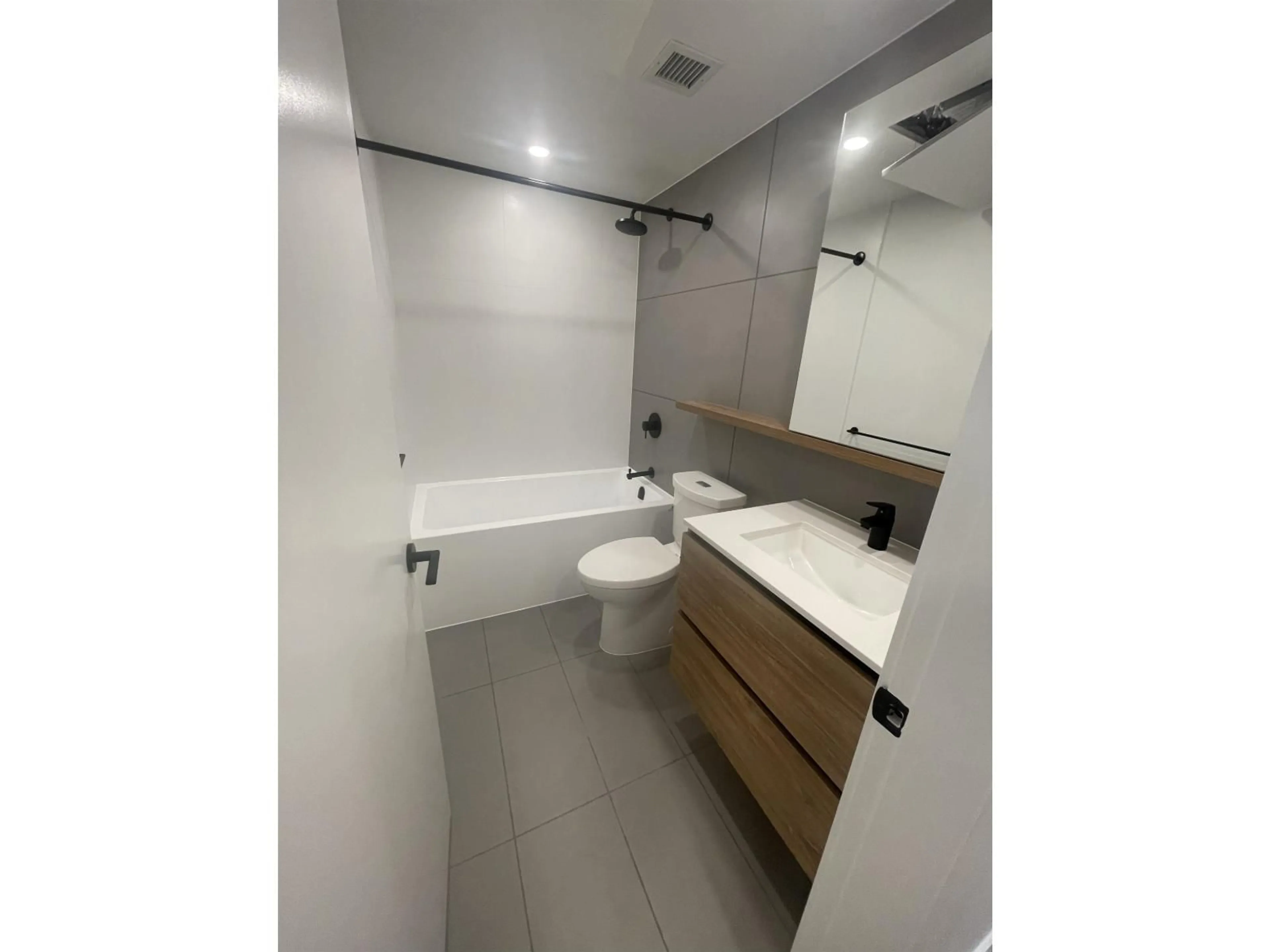 Standard bathroom, unknown for 2509 - 13428 105 AVENUE, Surrey British Columbia V3T0S6