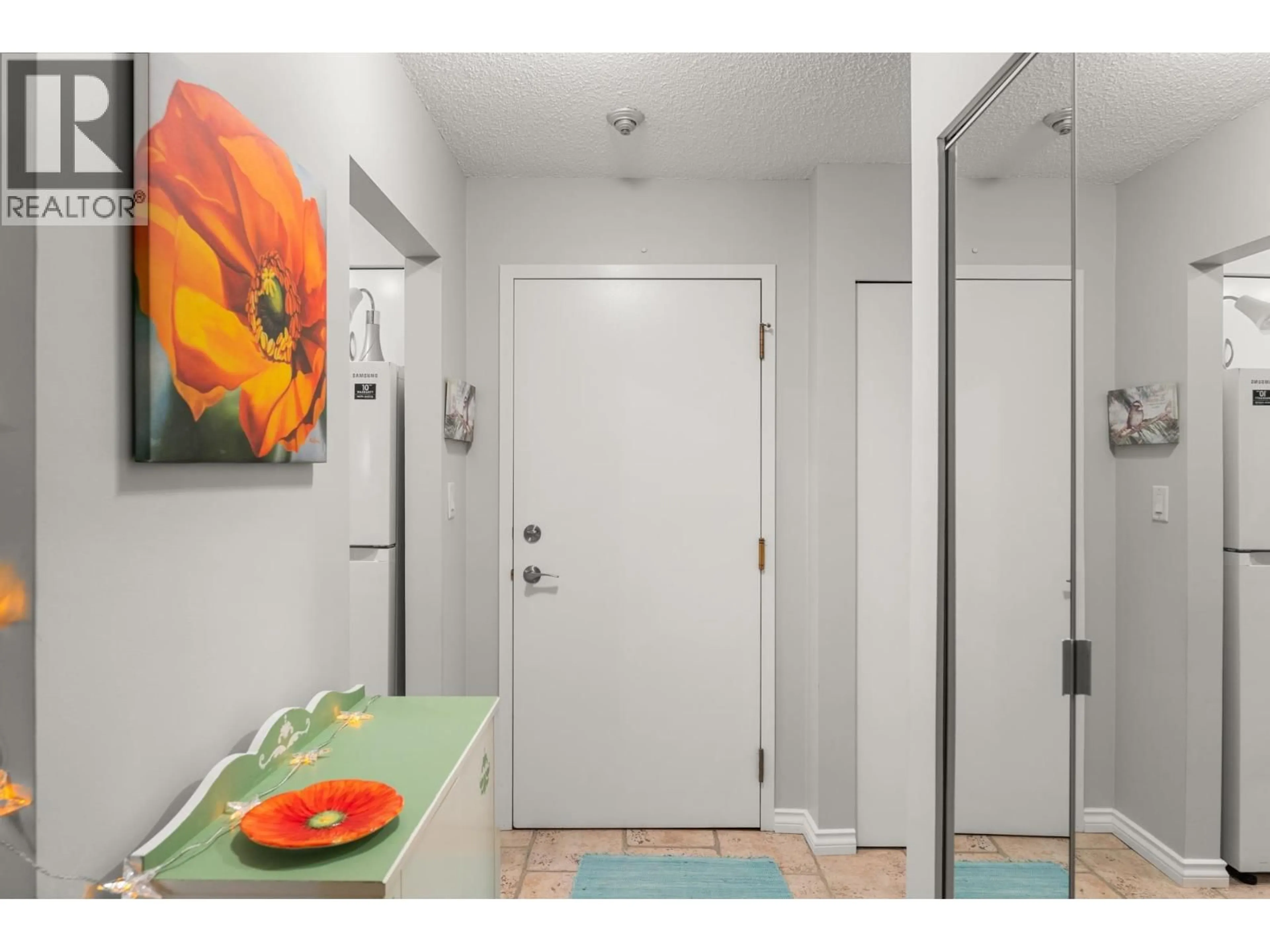 Indoor entryway for 215 - 4373 HALIFAX STREET, Burnaby British Columbia V5C5Z2