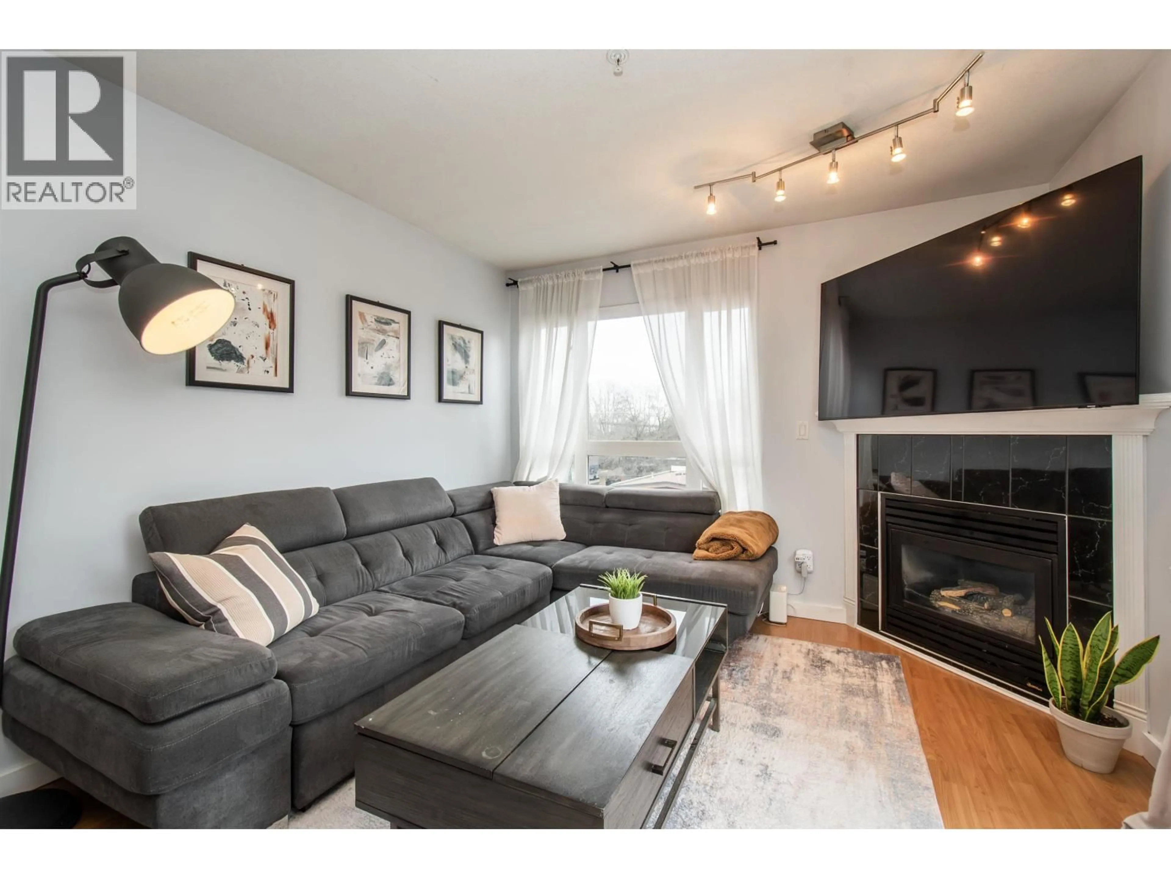 Living room with furniture, wood/laminate floor for 401 - 1629 GARDEN AVENUE, North Vancouver British Columbia V7P3A6