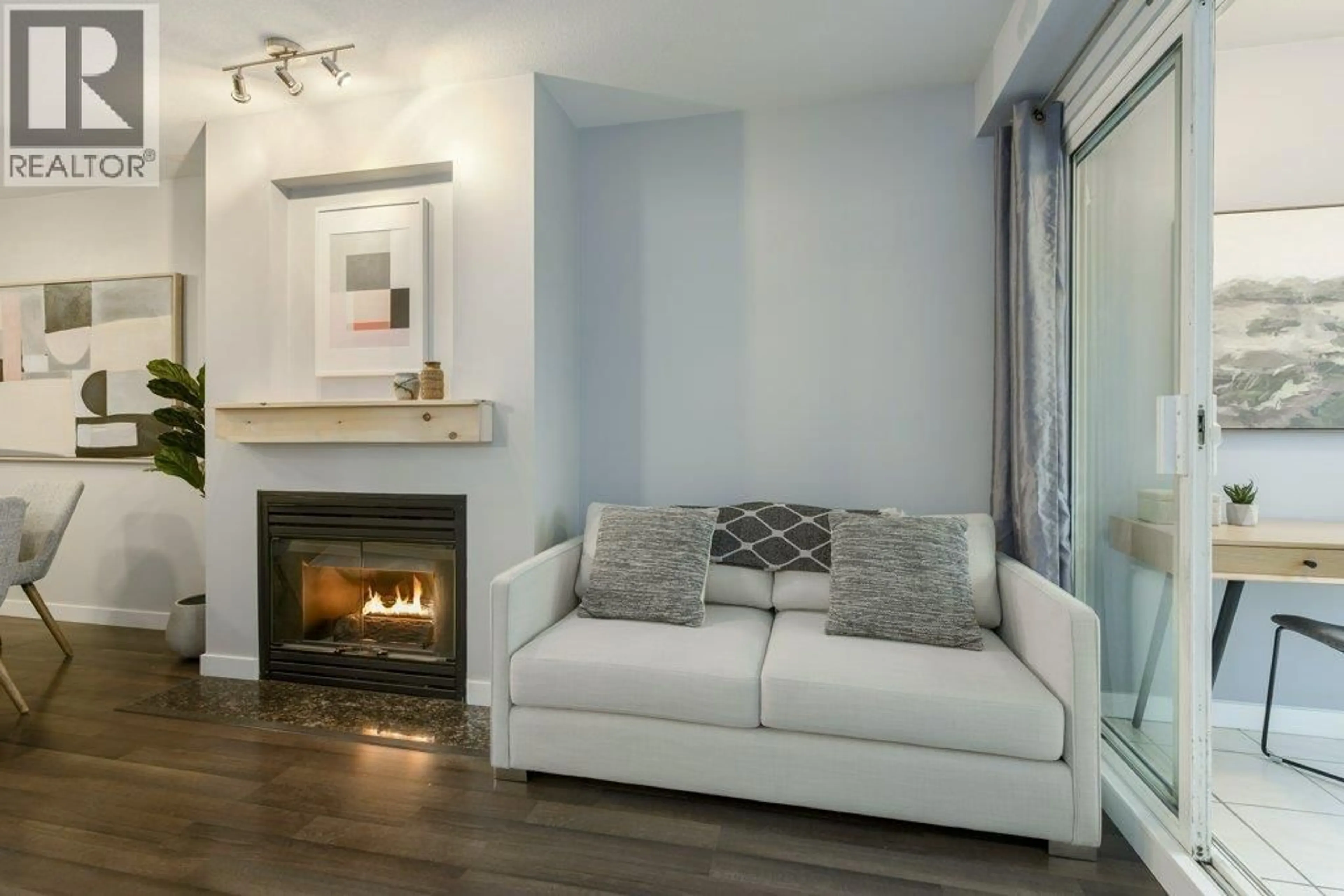 Living room with furniture, unknown for 313 - 760 KINGSWAY, Vancouver British Columbia V5V3C1