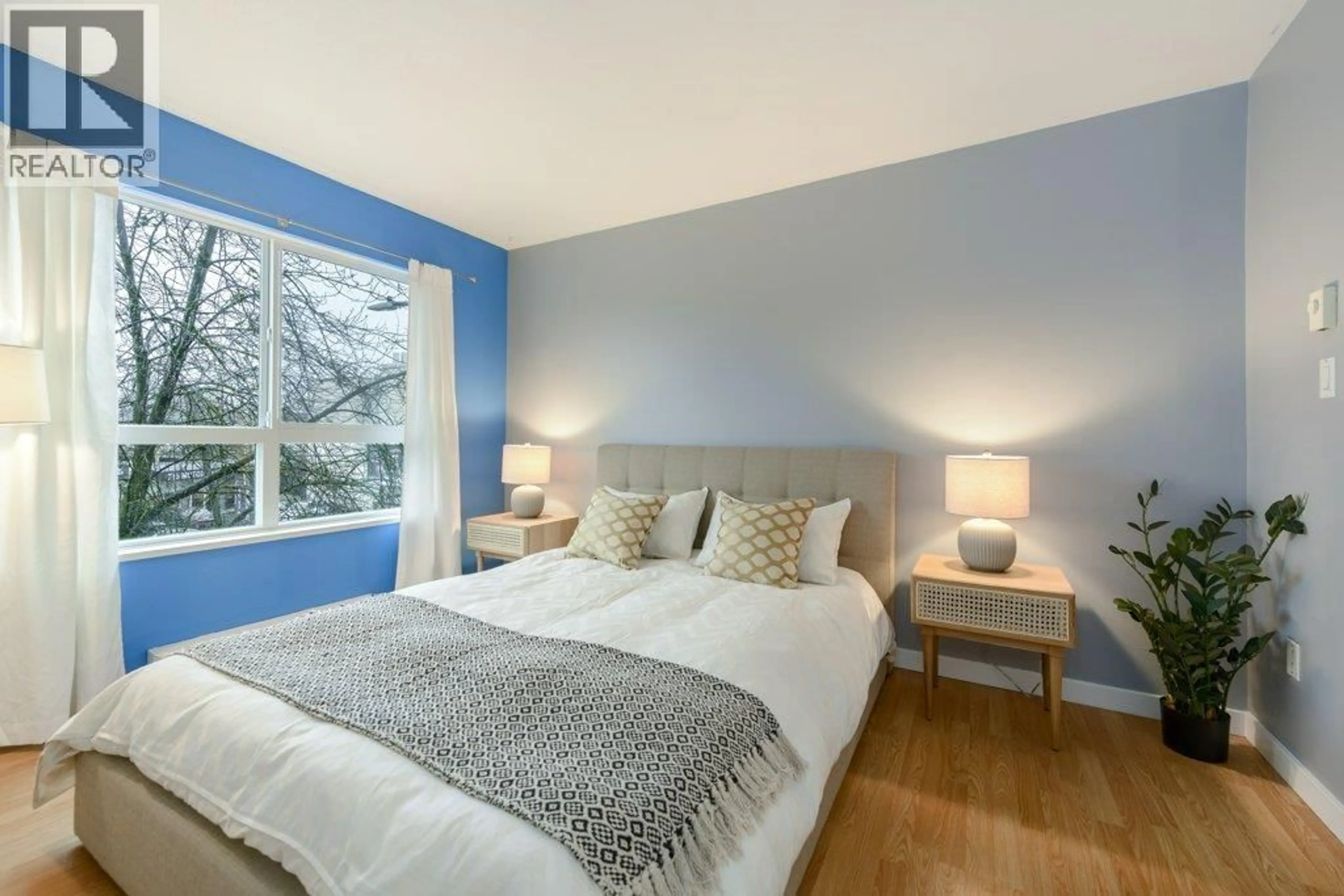 Bedroom with bed, wood/laminate floor for 313 - 760 KINGSWAY, Vancouver British Columbia V5V3C1