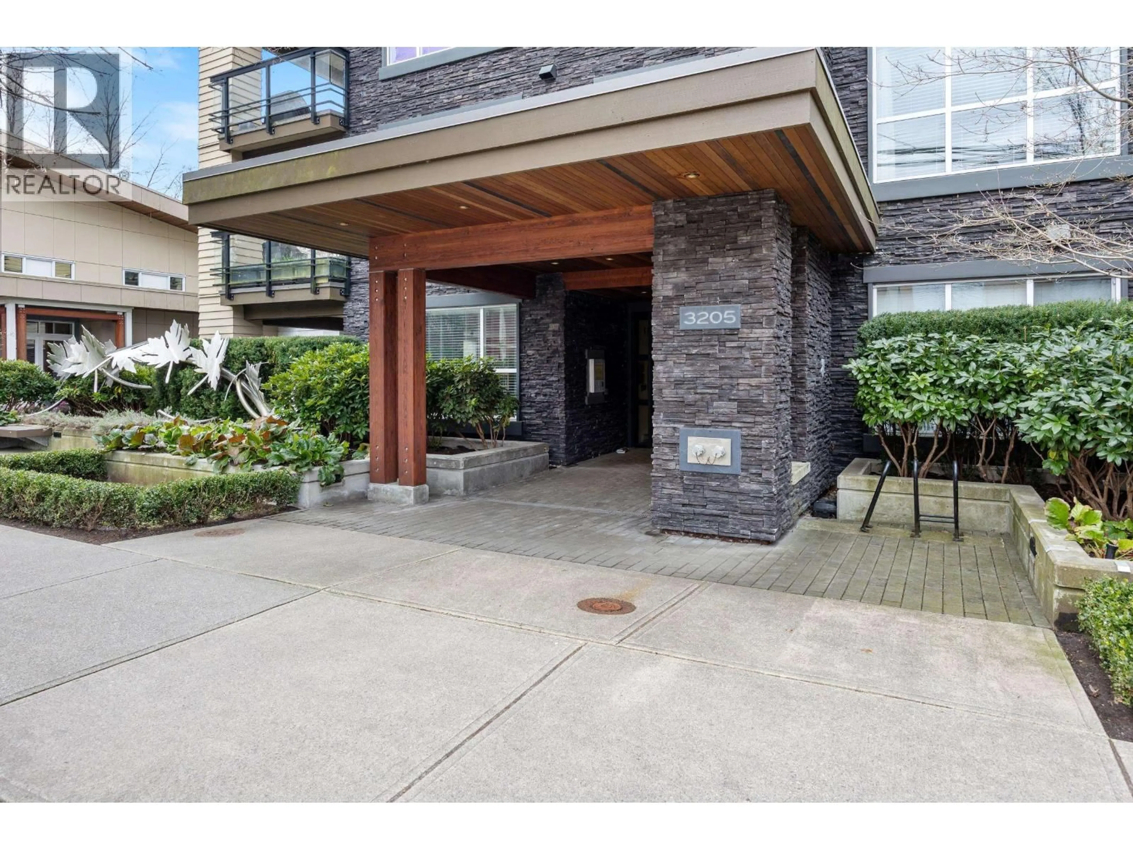 Indoor foyer for 316 - 3205 MOUNTAIN HIGHWAY, North Vancouver British Columbia V7K0A3