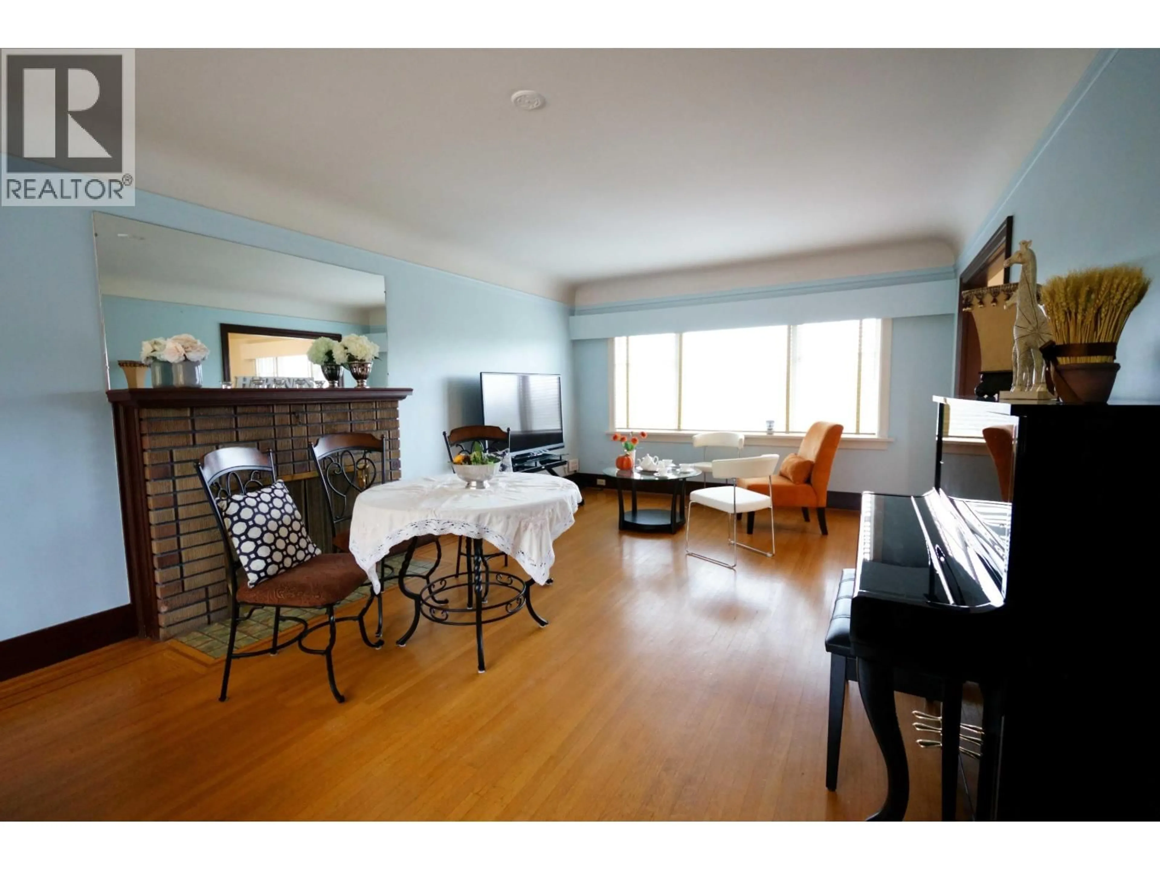 Living room with furniture, wood/laminate floor for 3945 10TH AVENUE, Vancouver British Columbia V6R2G9