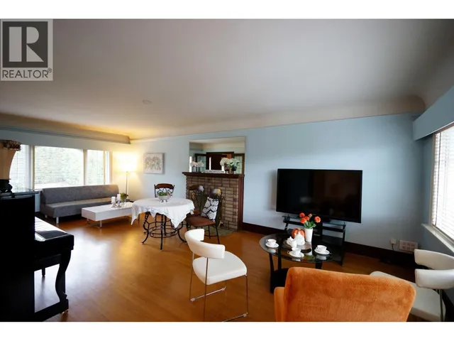 3945 10TH AVENUE, Vancouver 5