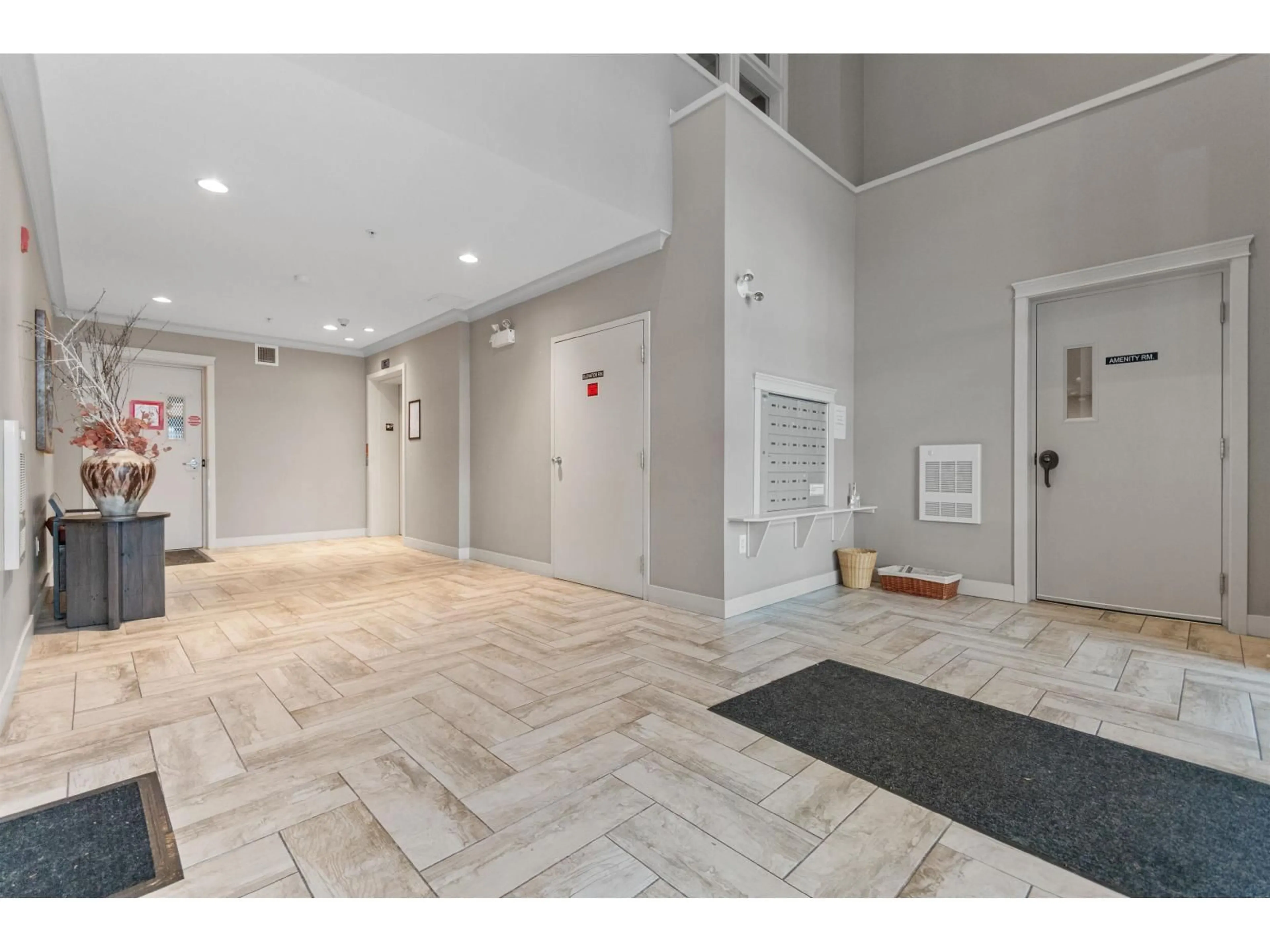 Indoor foyer for 104 - 45630 SPADINA AVENUE, Chilliwack British Columbia V2P0G9