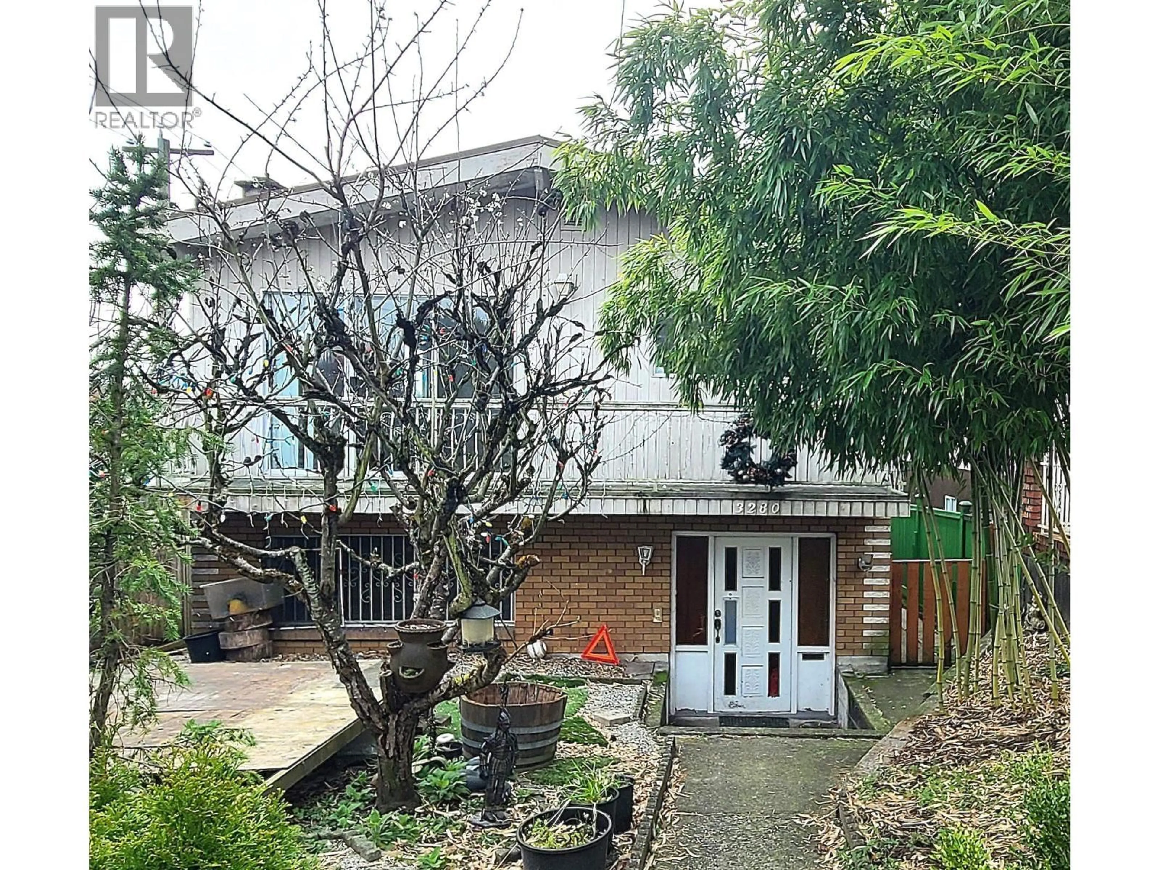 A pic from outside/outdoor area/front of a property/back of a property/a pic from drone, street for 3280 6TH AVENUE, Vancouver British Columbia V5M1S7