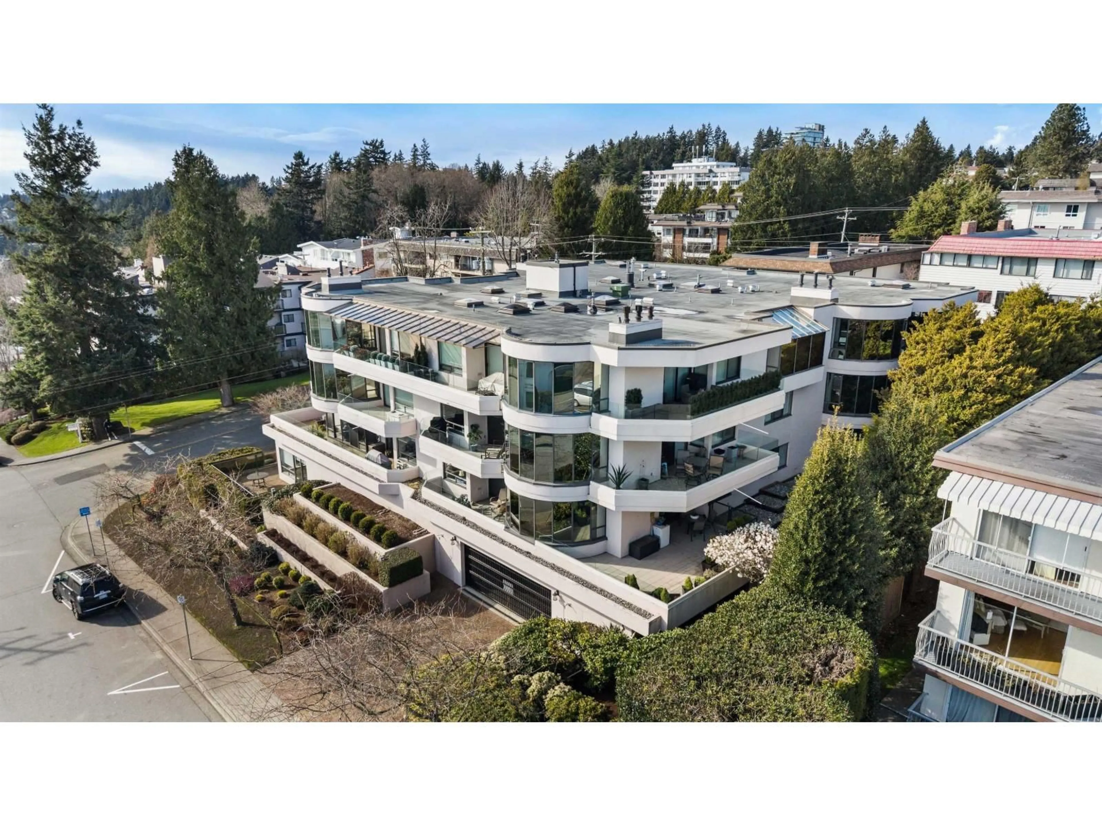 A pic from outside/outdoor area/front of a property/back of a property/a pic from drone, building for 302 - 1250 MARTIN STREET, White Rock British Columbia V4B3W3