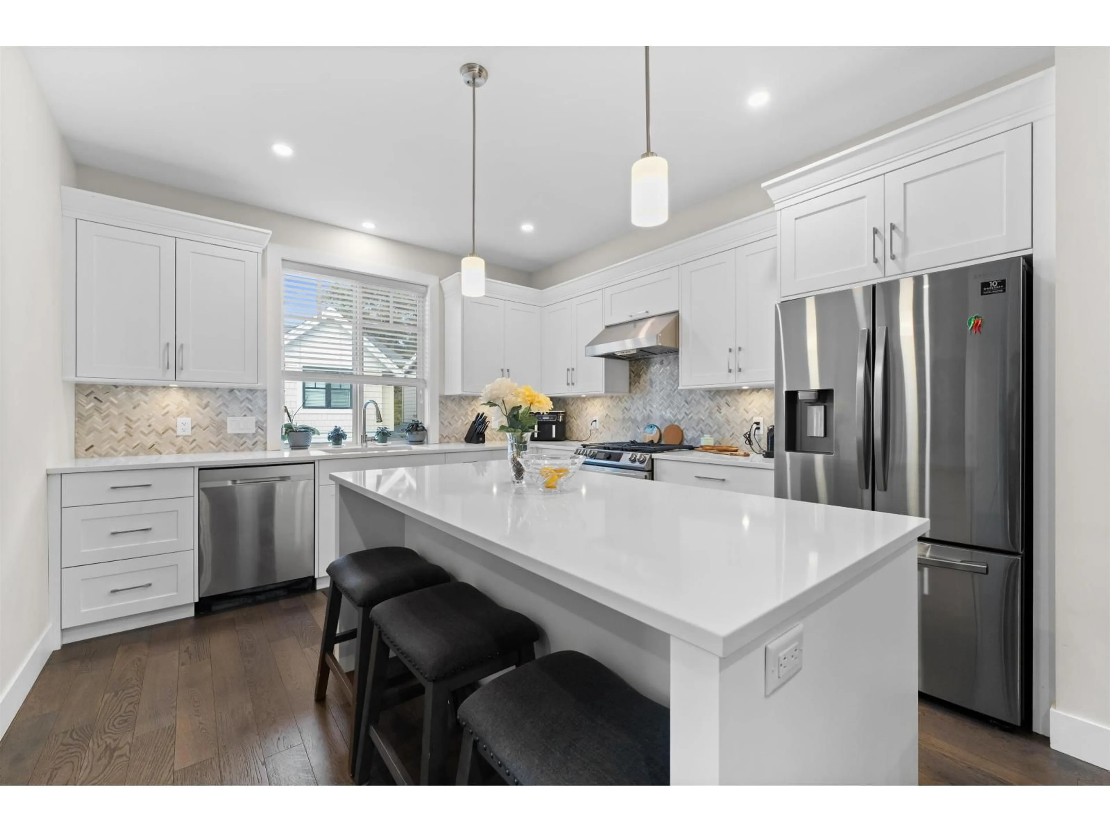 Open concept kitchen, ceramic/tile floor for 9 - 34121 GEORGE FERGUSON WAY, Abbotsford British Columbia V2S0K4