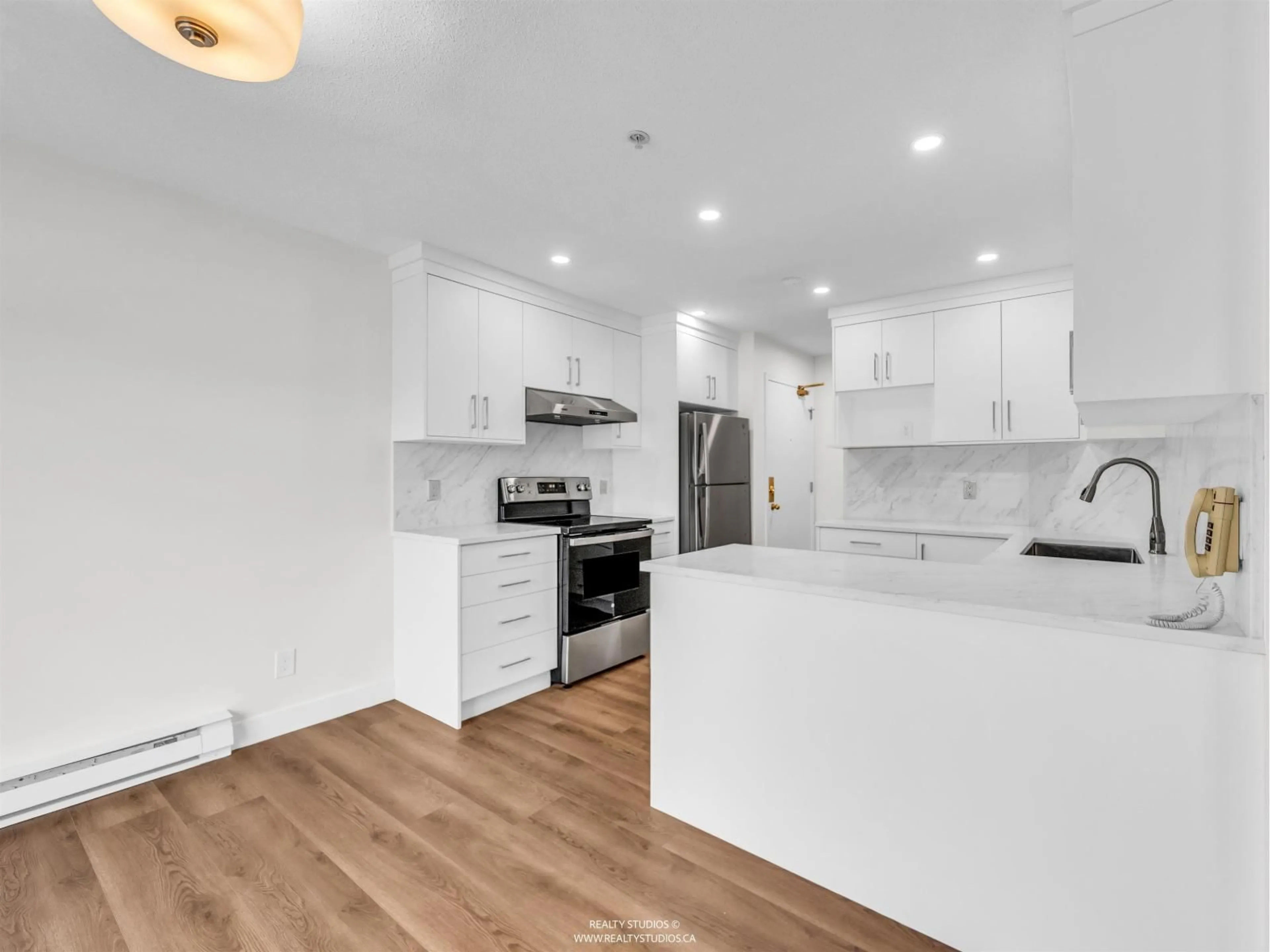 Open concept kitchen, wood/laminate floor for 402 - 12130 80 AVENUE, Surrey British Columbia V3W0V2