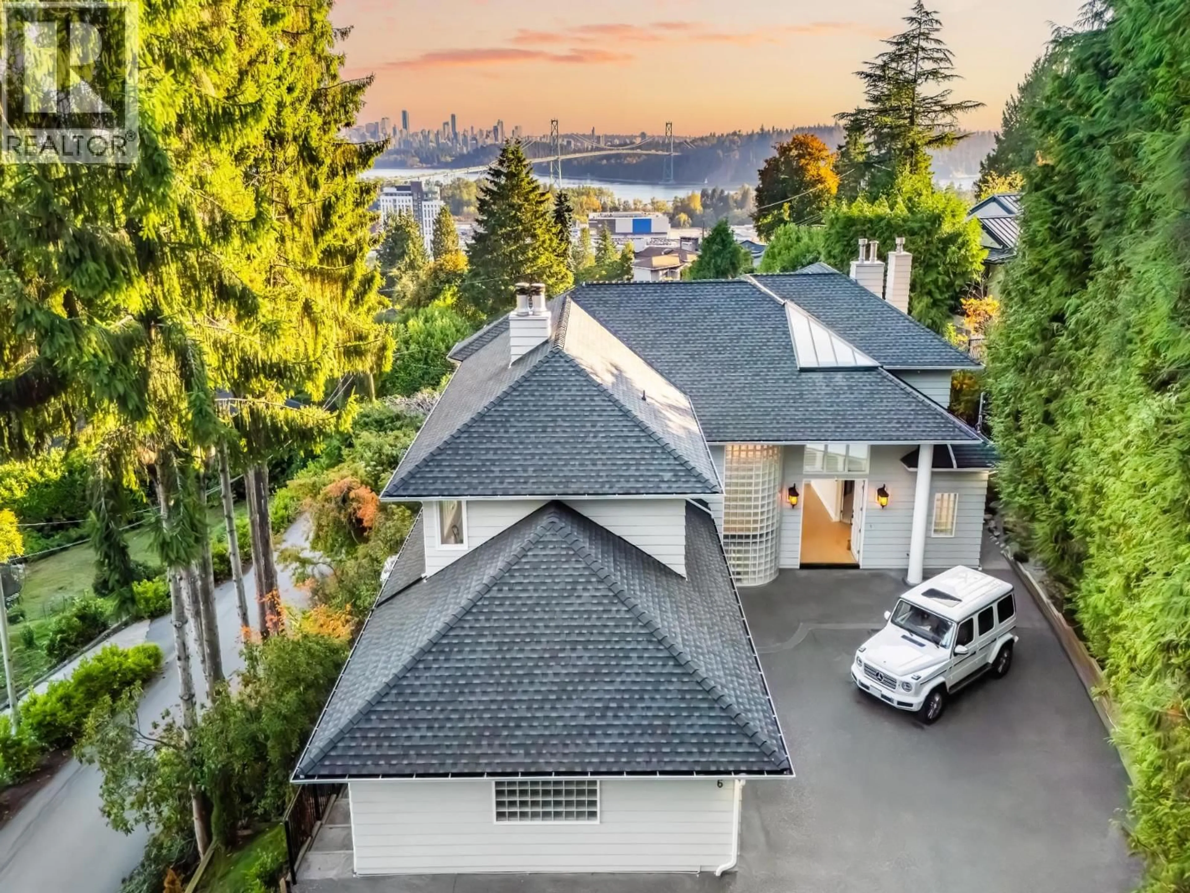 A pic from outside/outdoor area/front of a property/back of a property/a pic from drone, mountain view for 816 ANDERSON CRESCENT, West Vancouver British Columbia V7T1S7