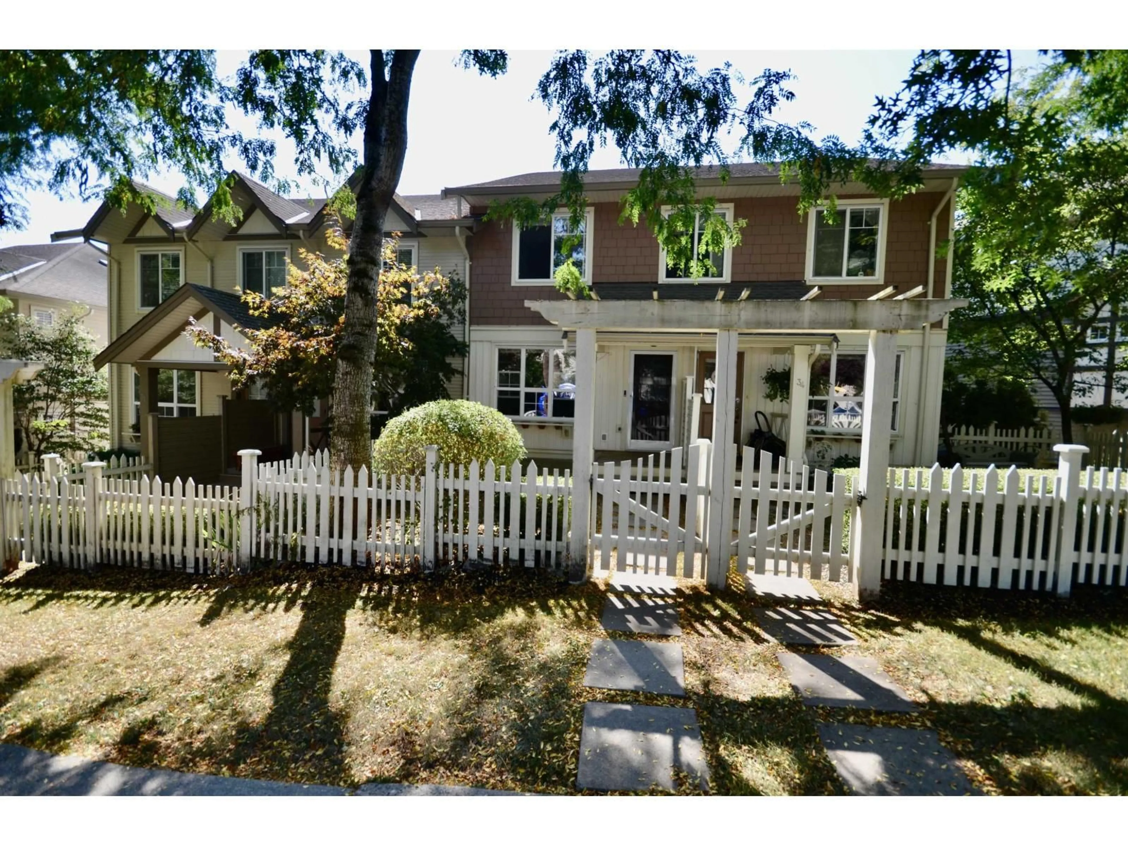 Home with vinyl exterior material, street for 33 - 4401 BLAUSON BOULEVARD, Abbotsford British Columbia V3G0A4