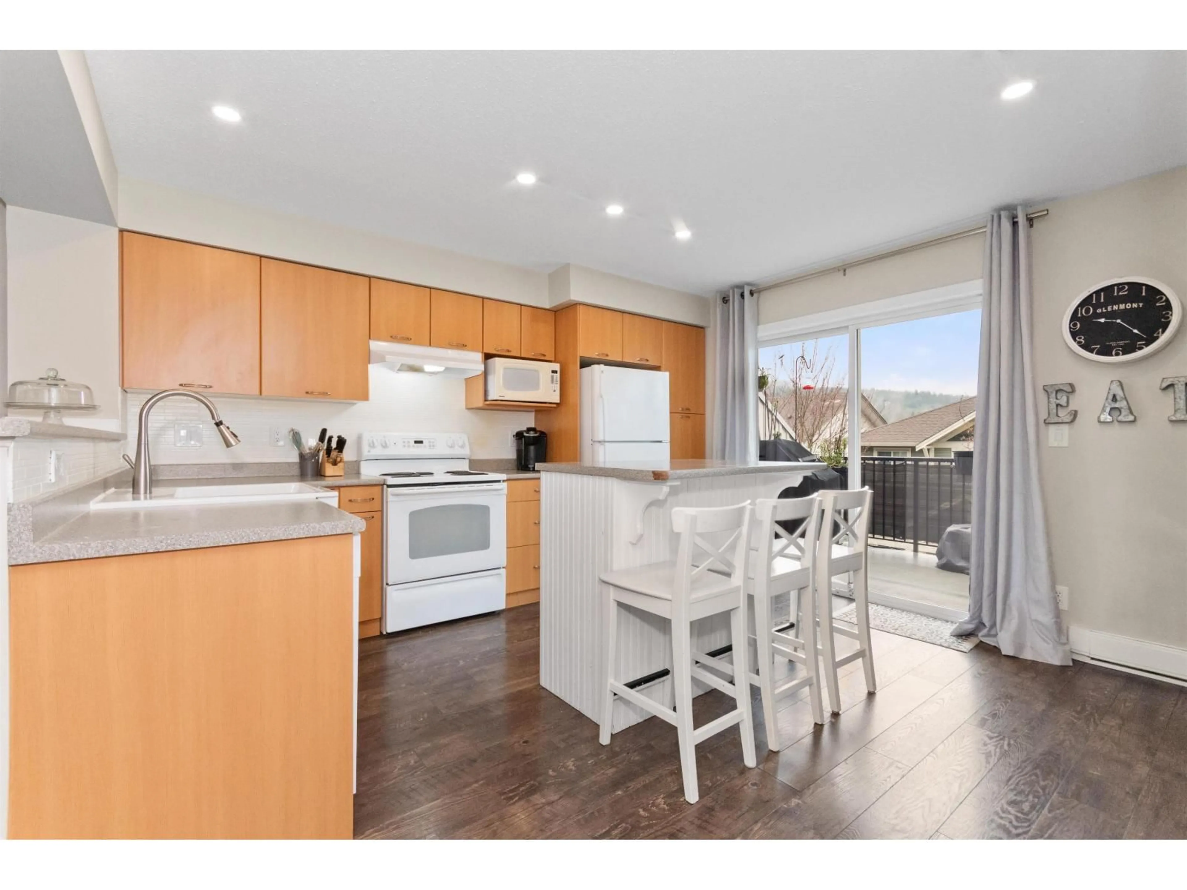 Open concept kitchen, wood/laminate floor for 33 - 4401 BLAUSON BOULEVARD, Abbotsford British Columbia V3G0A4