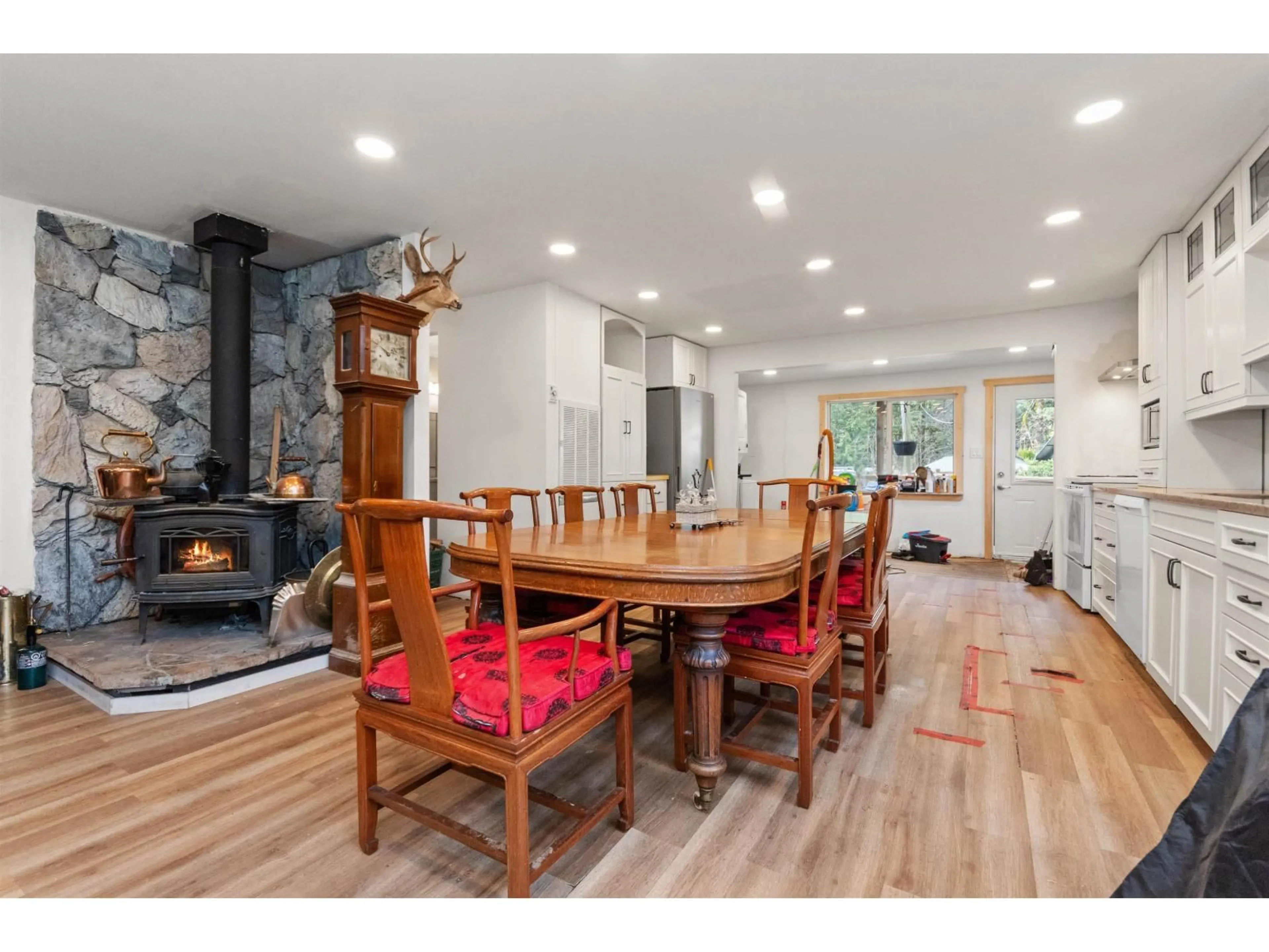 Dining room, wood/laminate floor for 19452 SILVER SKAGIT ROAD, Hope British Columbia V0X1L2