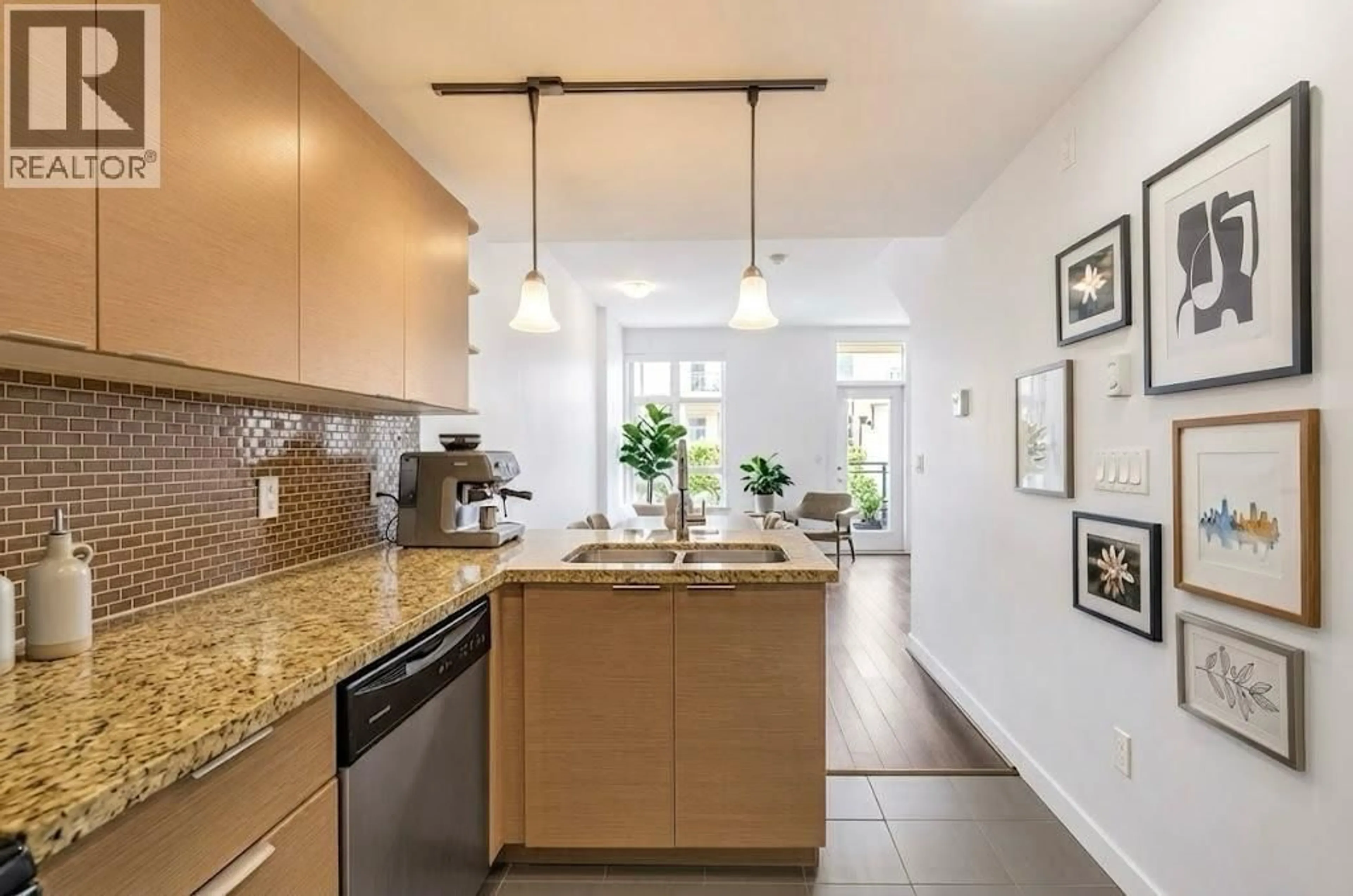 Open concept kitchen, ceramic/tile floor for 55 - 2239 KINGSWAY, Vancouver British Columbia V5N0E5