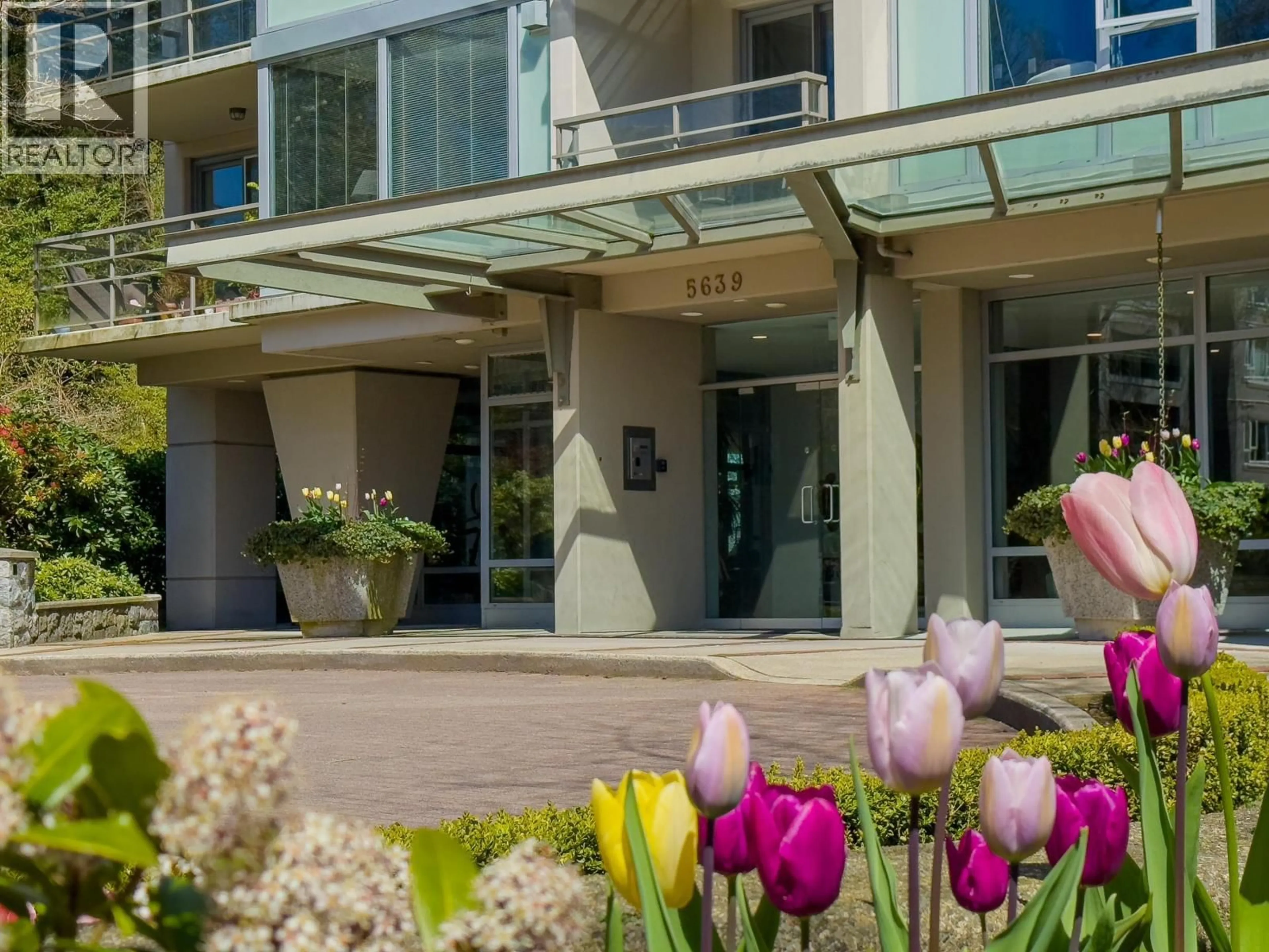 Indoor foyer for 707 - 5639 HAMPTON PLACE, Vancouver British Columbia V6T2H6