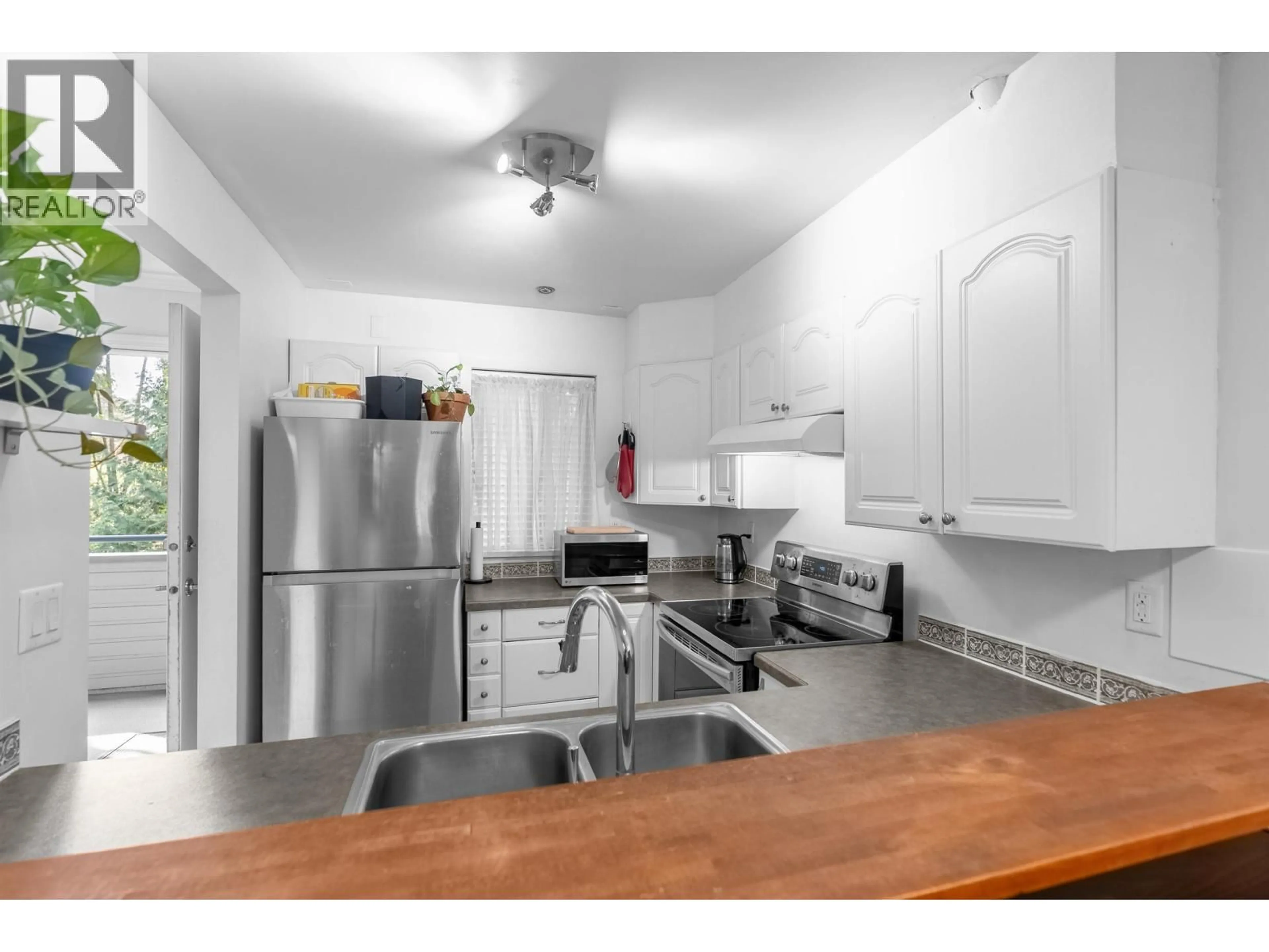 Standard kitchen, wood/laminate floor for 35 - 2978 WALTON AVENUE, Coquitlam British Columbia V3B6V6