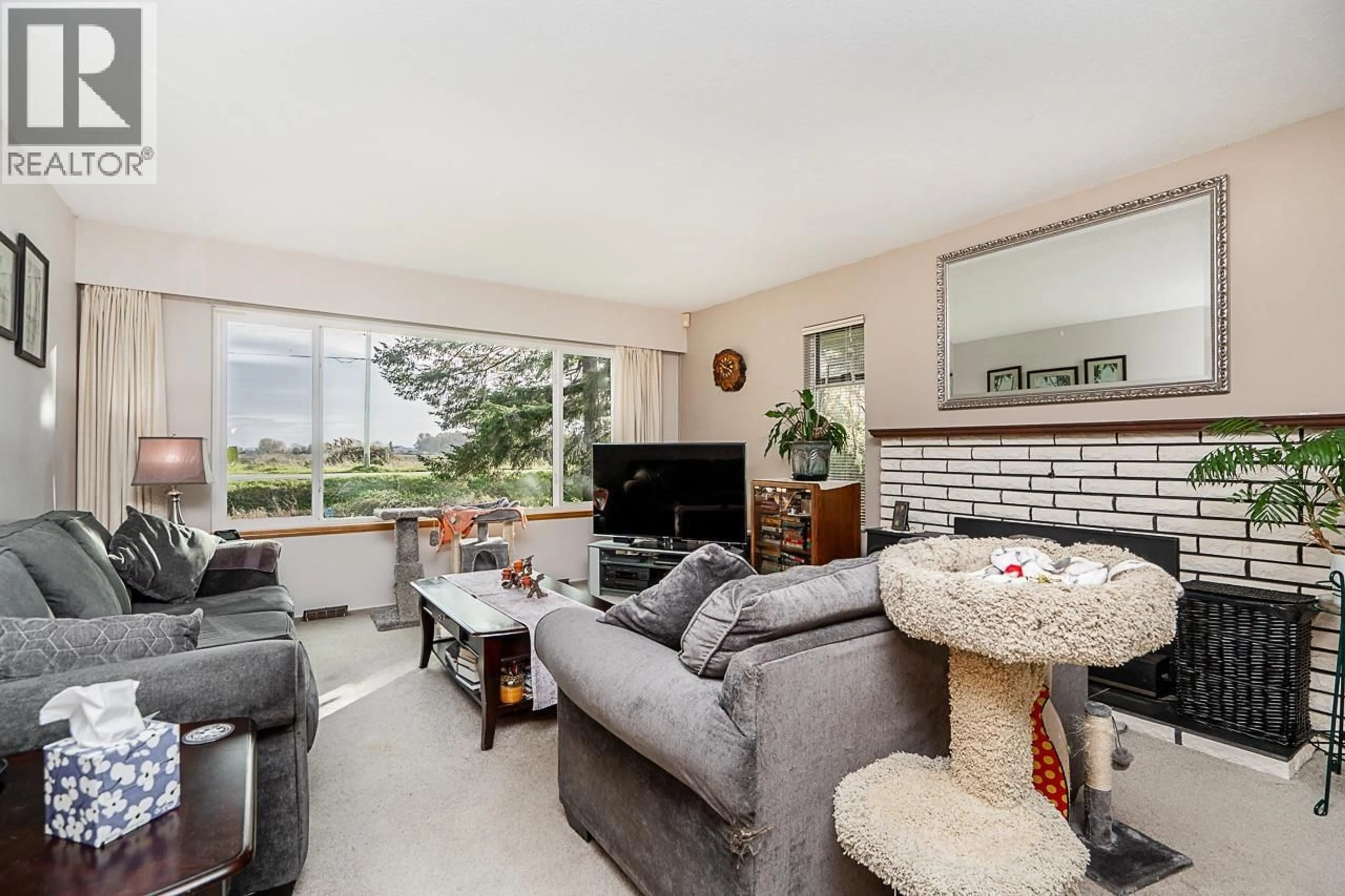 Living room with furniture, unknown for 13151 NO 3 ROAD, Richmond British Columbia V7A1X7