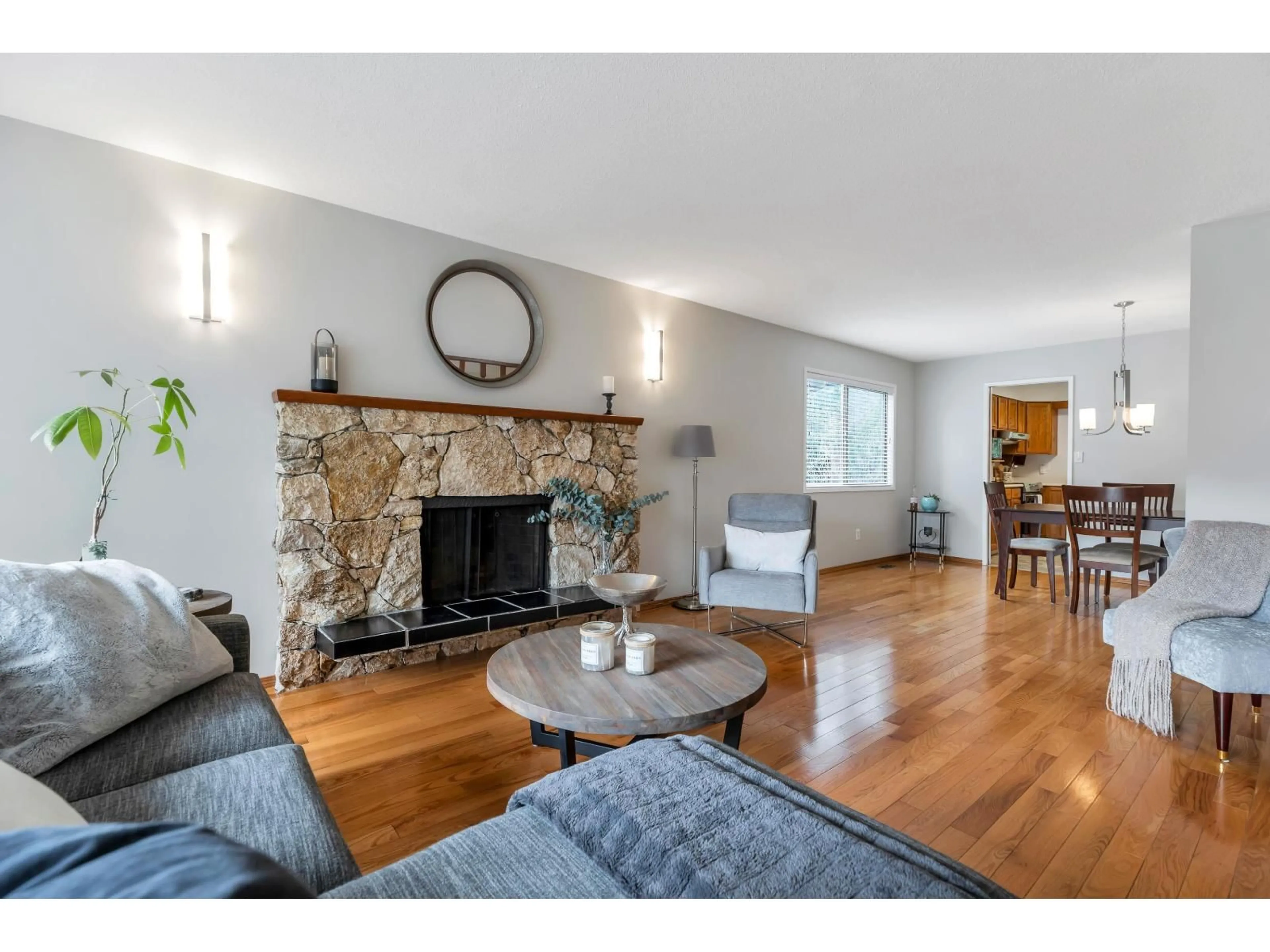 Living room with furniture, wood/laminate floor for 20495 TELEGRAPH TRAIL, Langley British Columbia V1M1A7