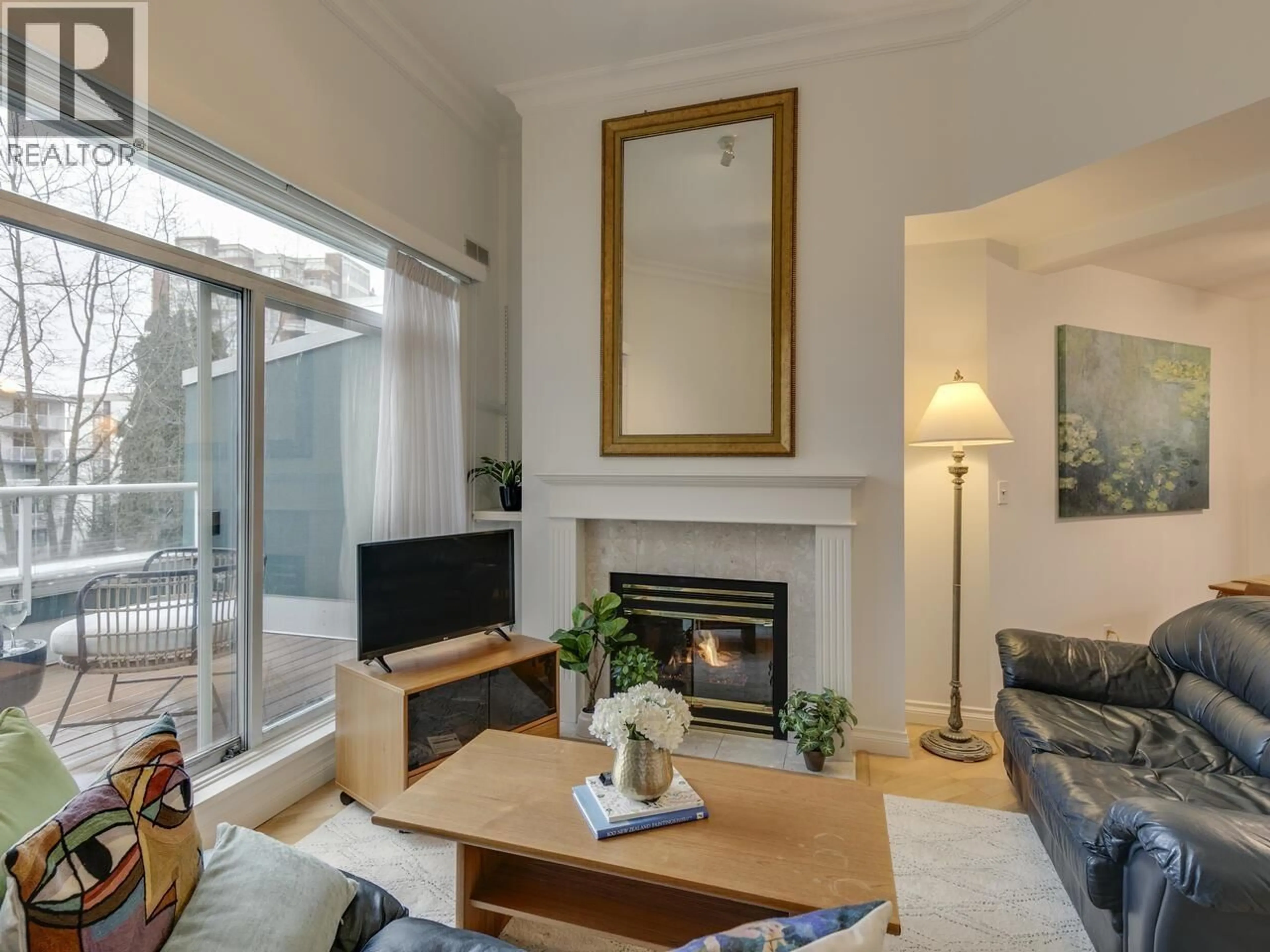 Living room with furniture, unknown for 414 - 128 8TH STREET, North Vancouver British Columbia V7M3M1