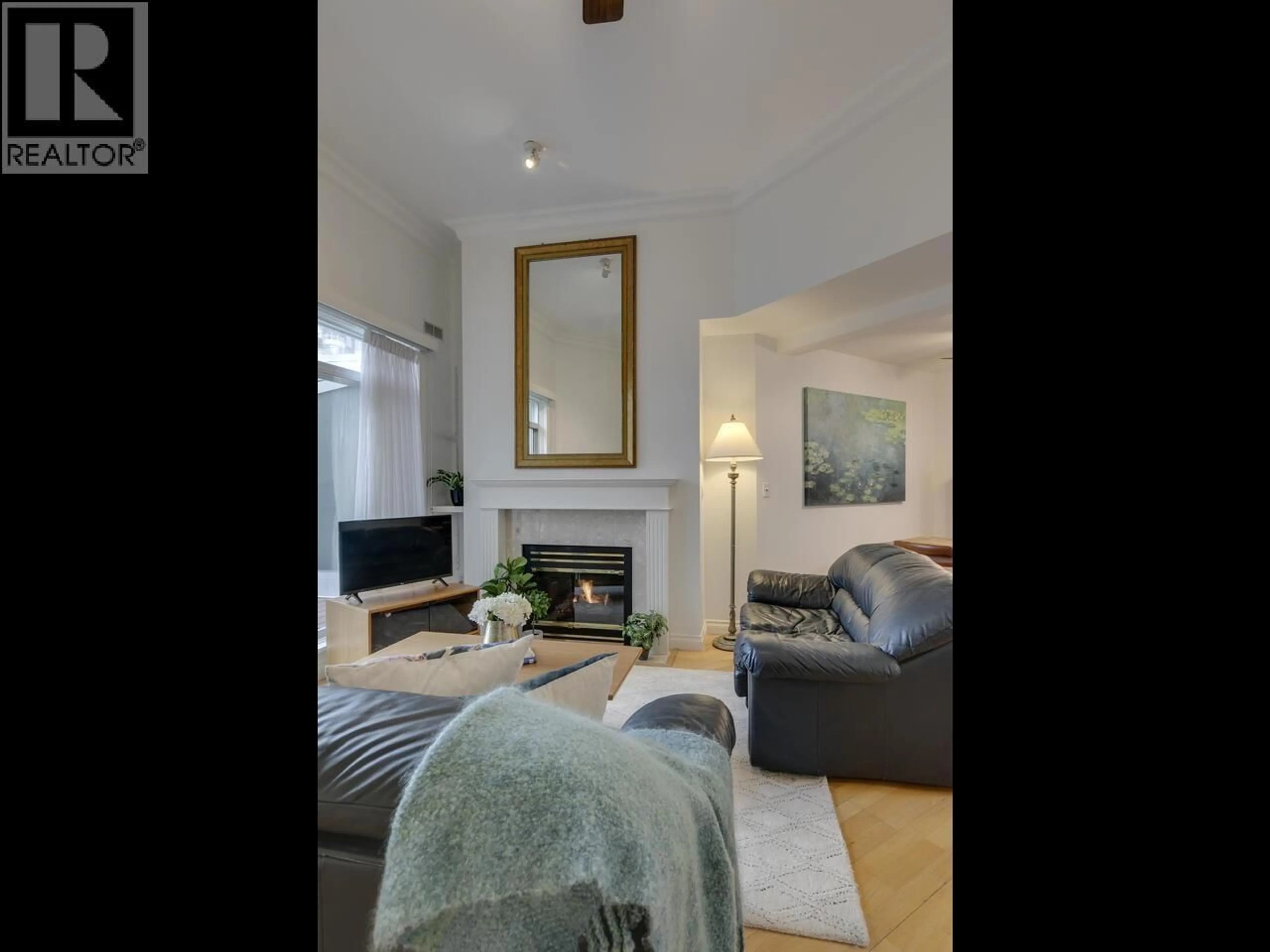 Living room with furniture, unknown for 414 - 128 8TH STREET, North Vancouver British Columbia V7M3M1