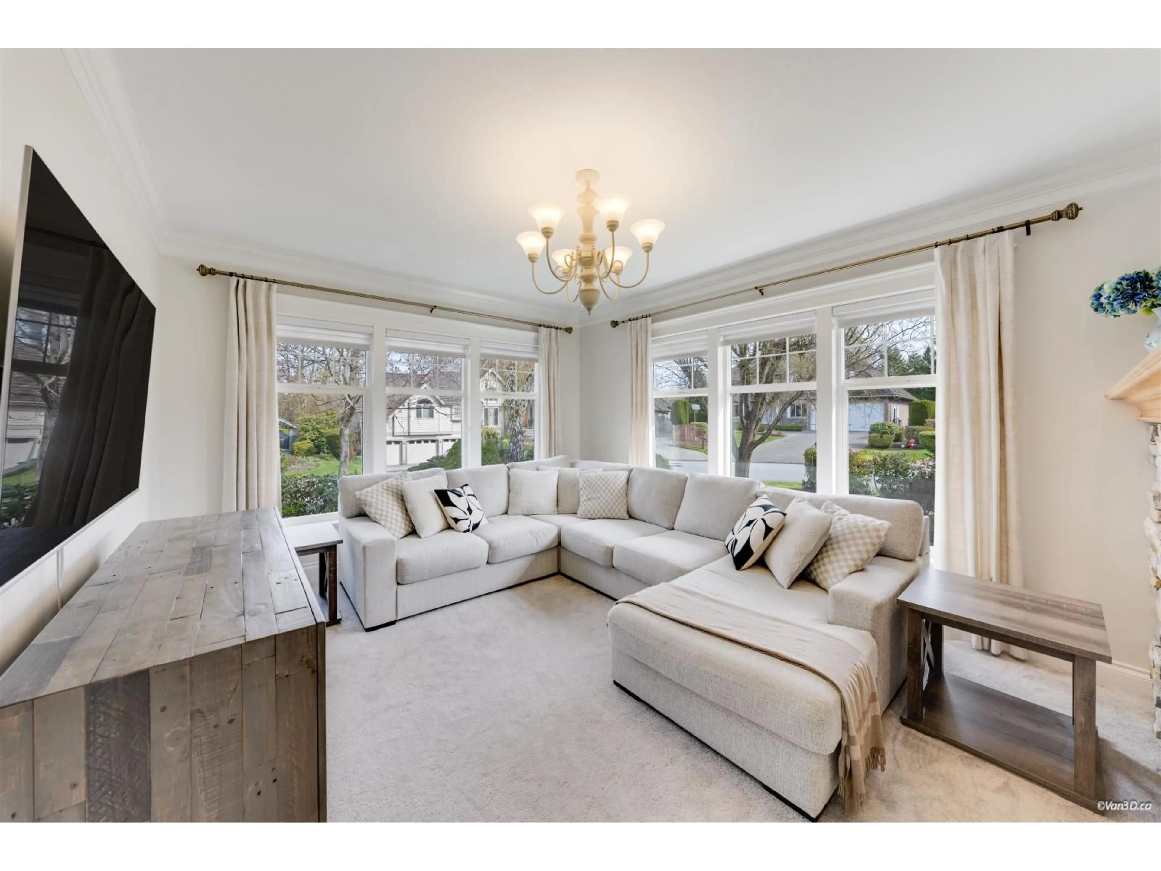 Living room with furniture, unknown for 16330 LINCOLN WOODS COURT, Surrey British Columbia V3Z0J8