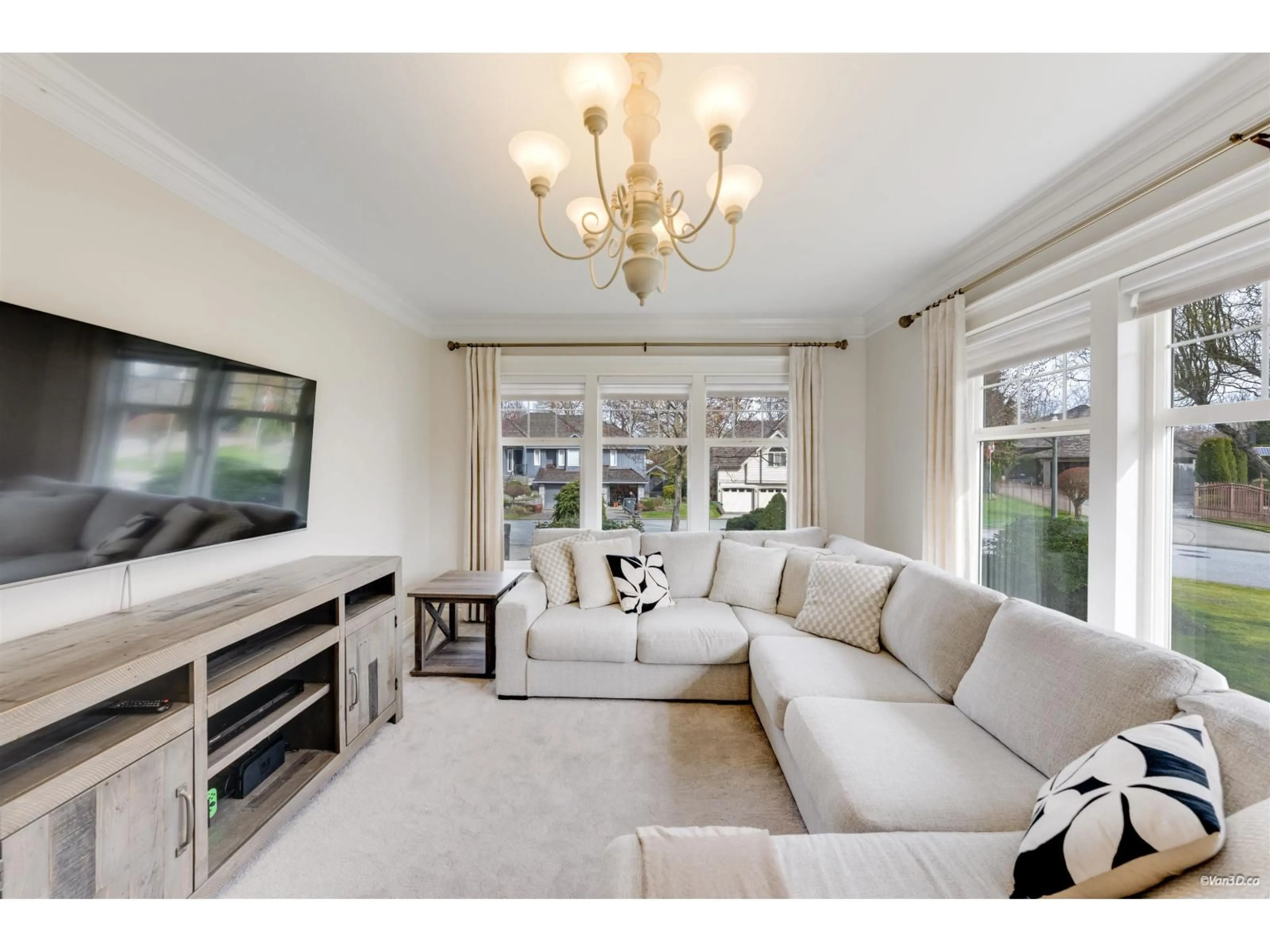 Living room with furniture, unknown for 16330 LINCOLN WOODS COURT, Surrey British Columbia V3Z0J8