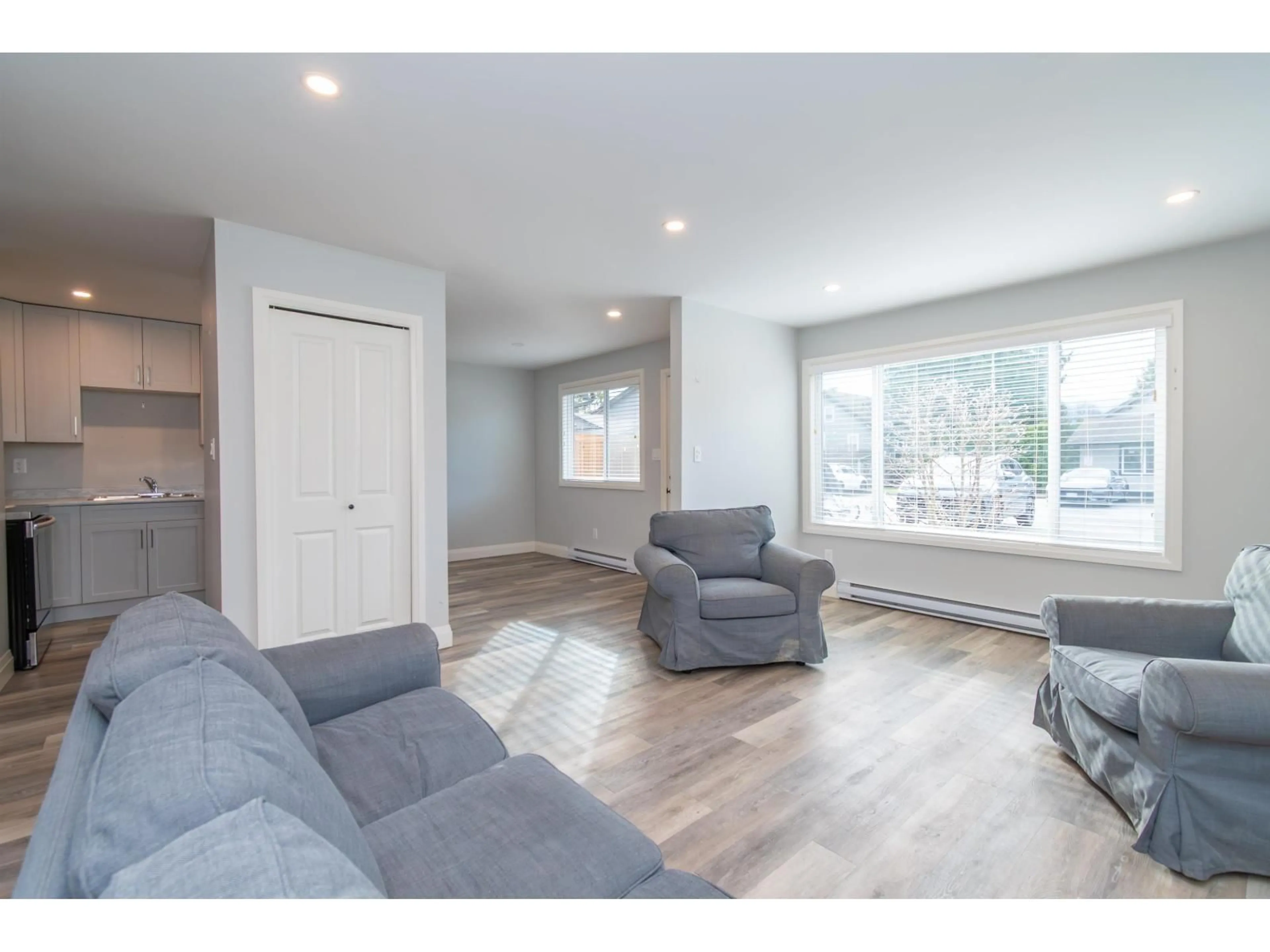 Living room with furniture, wood/laminate floor for 10 - 45927 LEWIS AVENUE, Chilliwack British Columbia V2P3C3