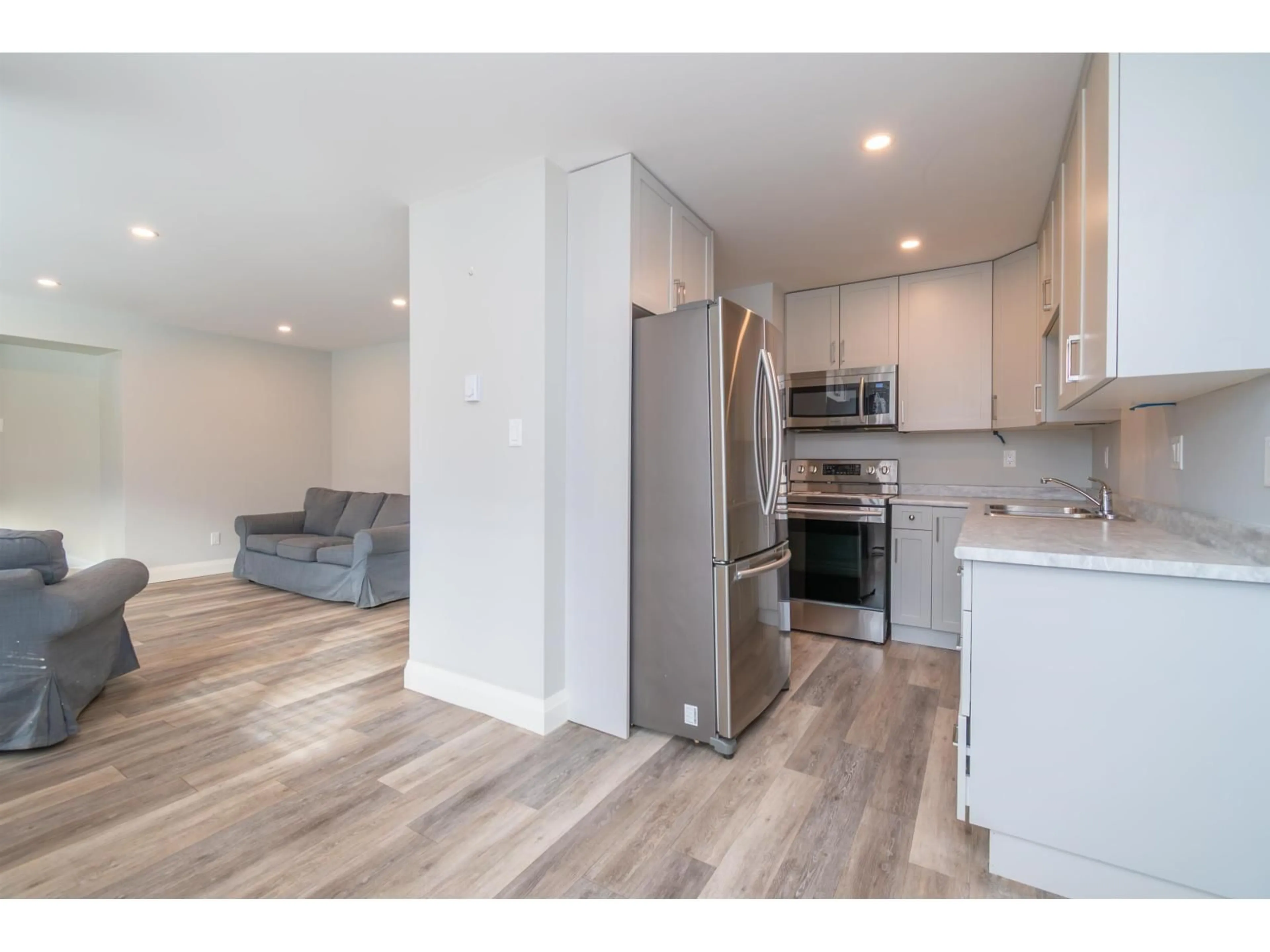 Open concept kitchen, wood/laminate floor for 10 - 45927 LEWIS AVENUE, Chilliwack British Columbia V2P3C3