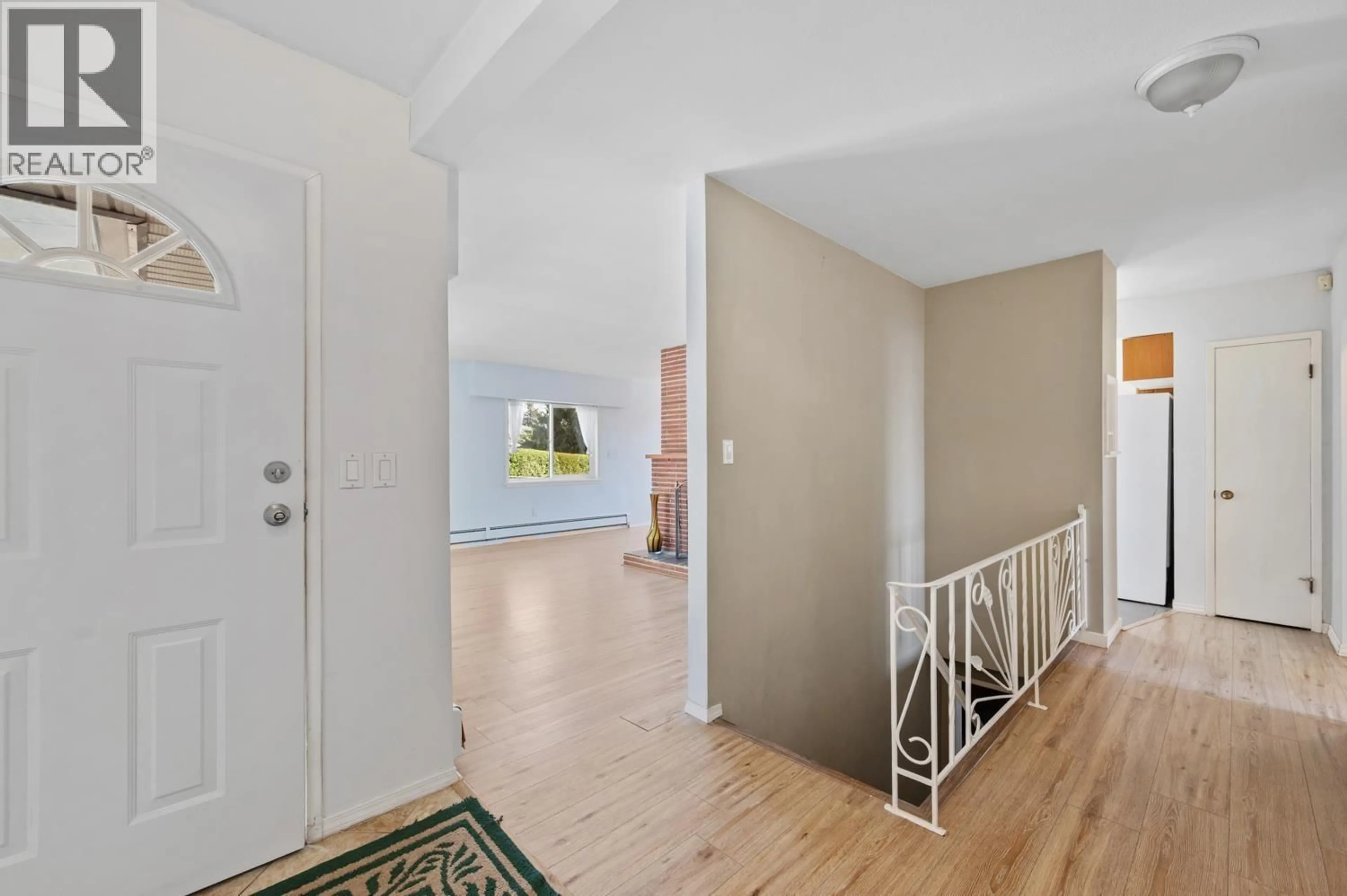 Indoor foyer for 320 WALKER STREET, Coquitlam British Columbia V3K4C9