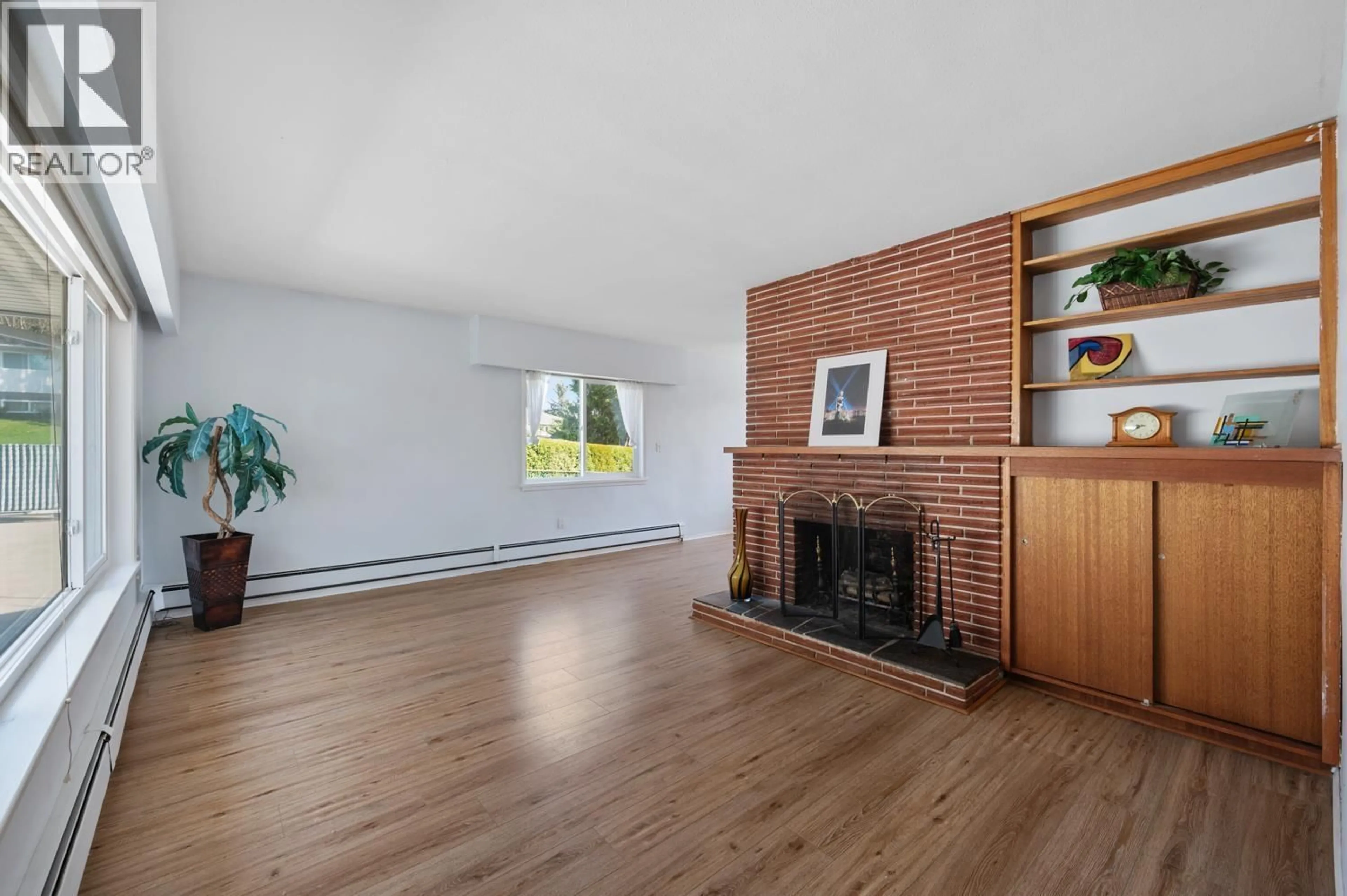 Living room with furniture, wood/laminate floor for 320 WALKER STREET, Coquitlam British Columbia V3K4C9