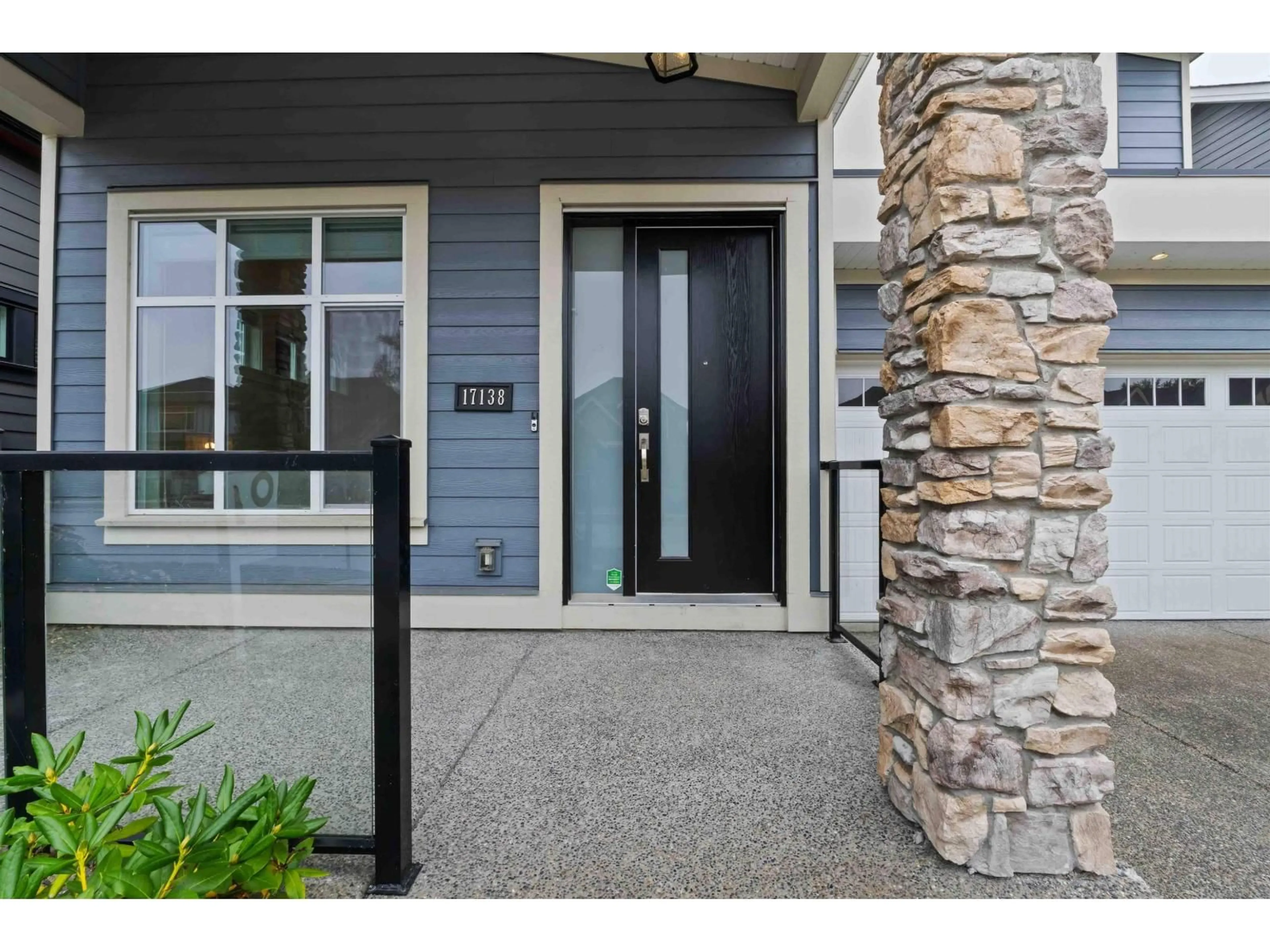 Indoor entryway for 17138 0A AVENUE, Surrey British Columbia V3Z0Y9