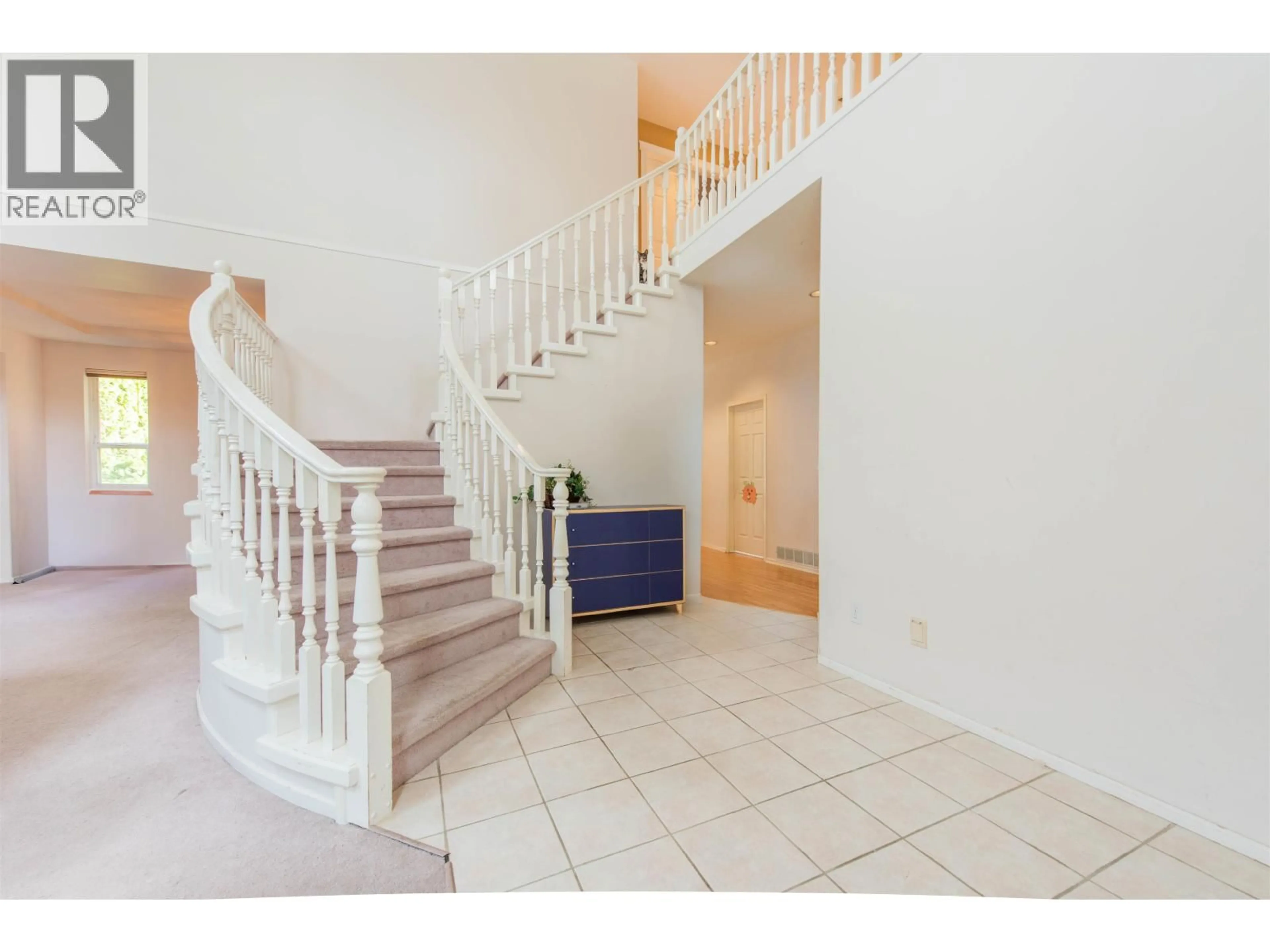Indoor foyer for 1645 PINETREE WAY, Coquitlam British Columbia V3E3B7