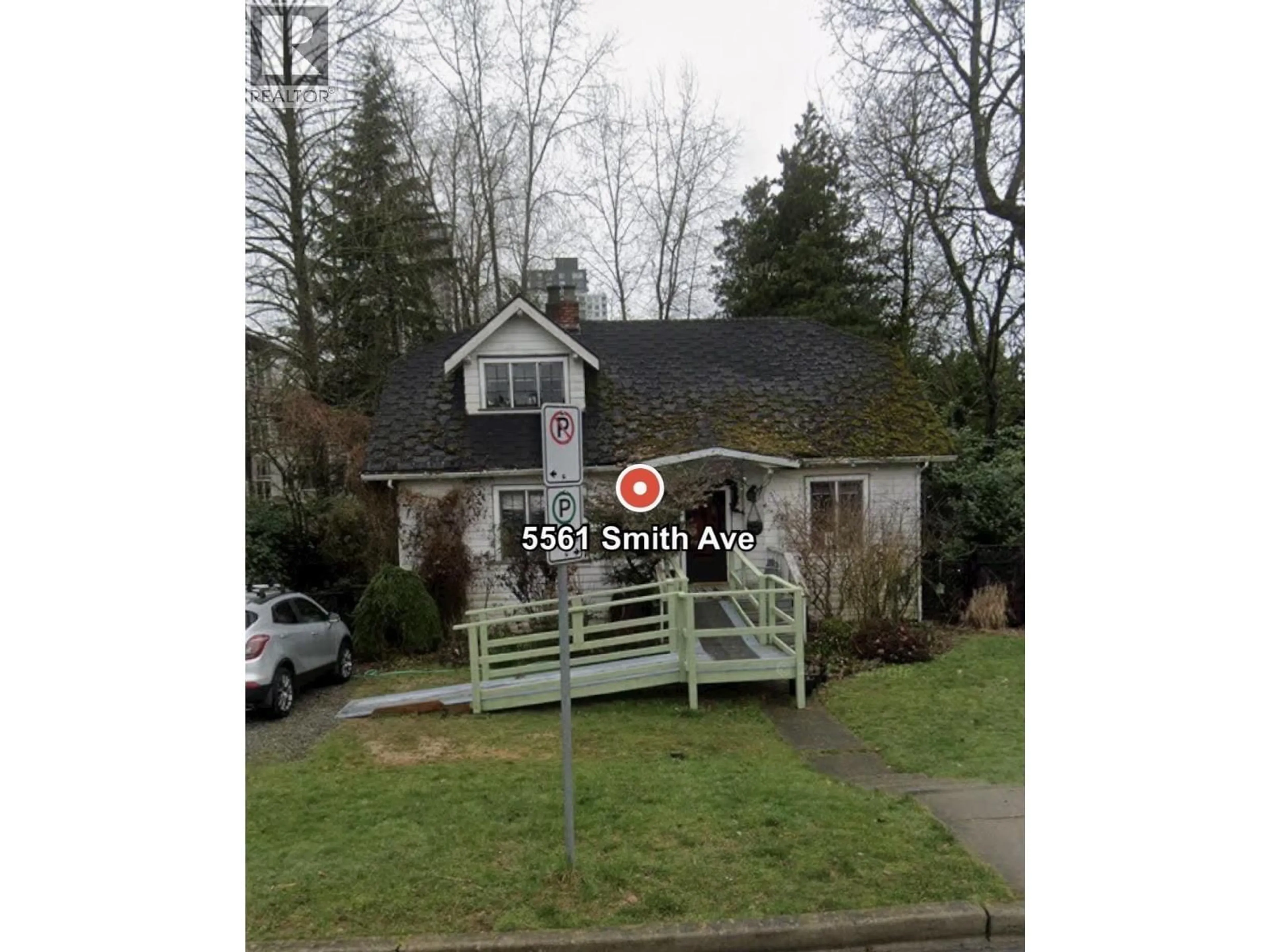 A pic from outside/outdoor area/front of a property/back of a property/a pic from drone, street for 5561 SMITH AVENUE, Burnaby British Columbia V5H2K7