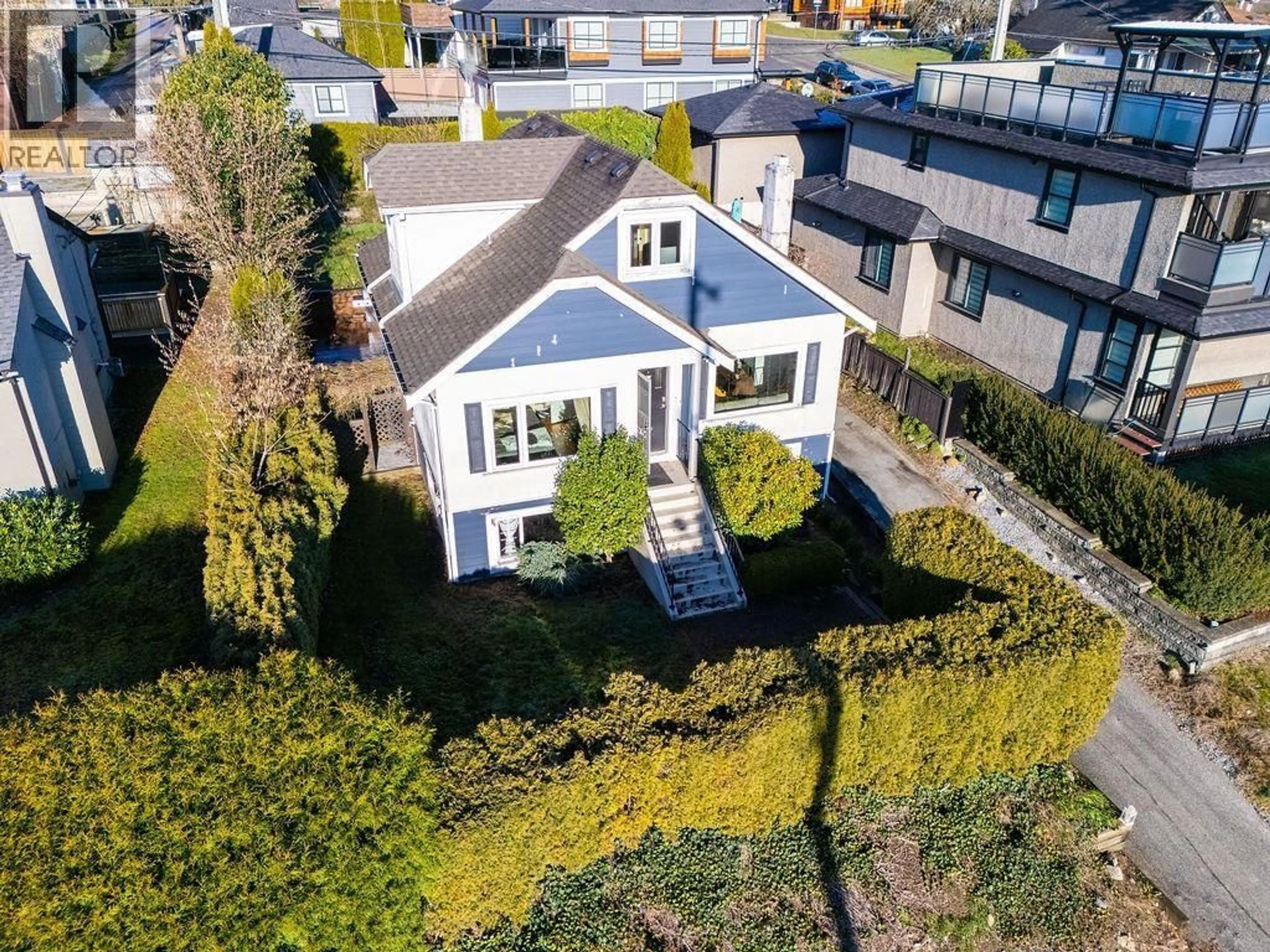 A pic from outside/outdoor area/front of a property/back of a property/a pic from drone, street for 231 EIGHTH AVENUE, New Westminster British Columbia V3L4K3