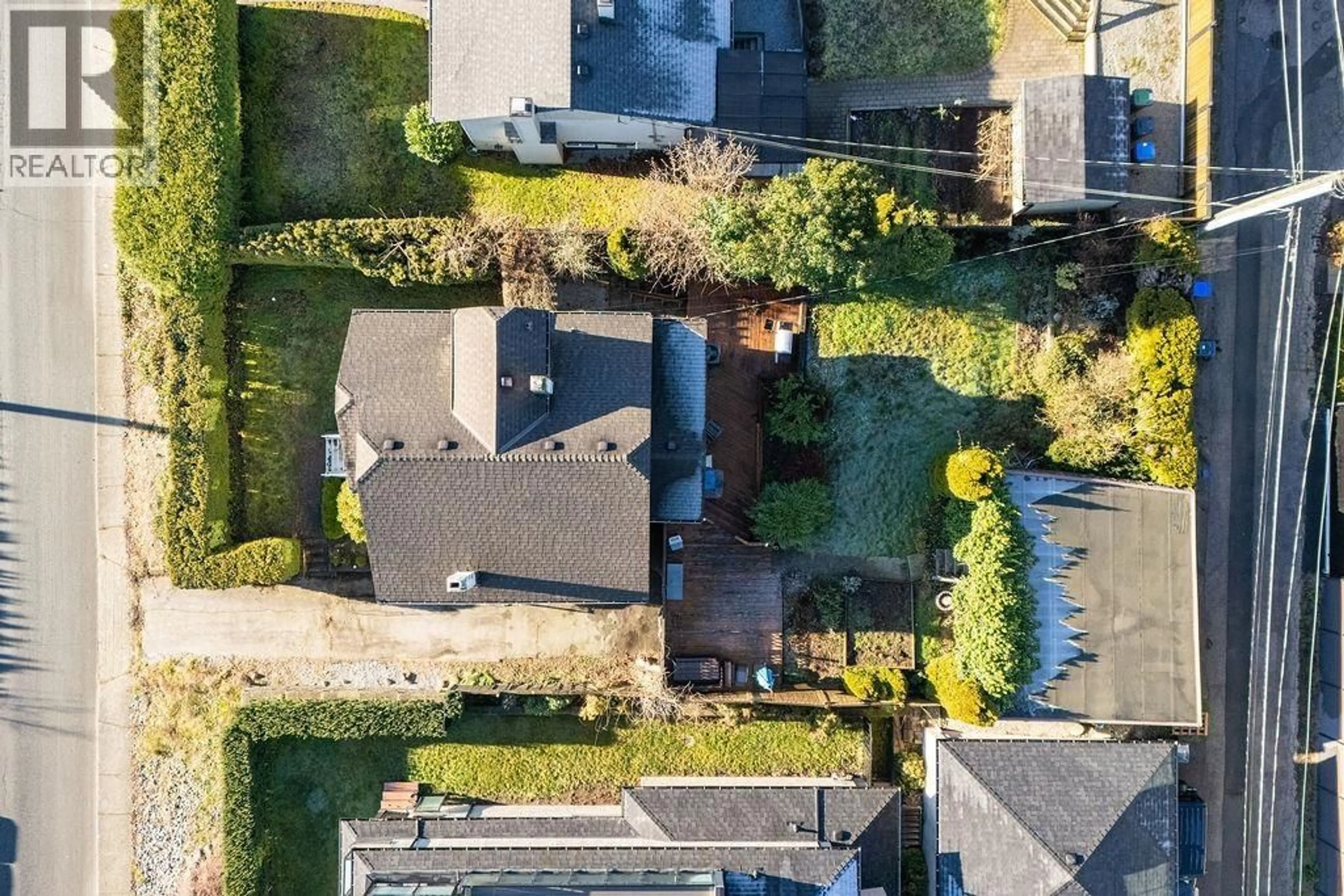 A pic from outside/outdoor area/front of a property/back of a property/a pic from drone, street for 231 EIGHTH AVENUE, New Westminster British Columbia V3L4K3