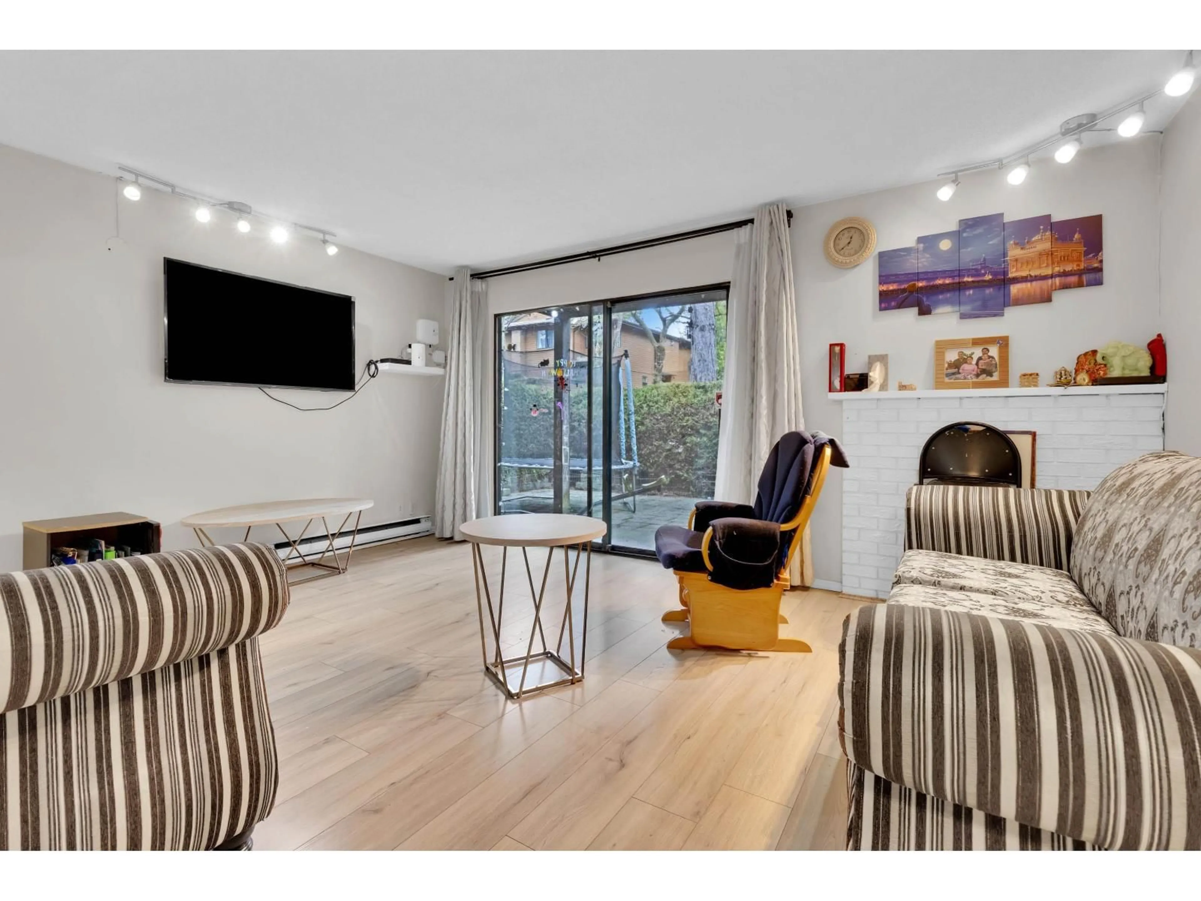 Living room with furniture, wood/laminate floor for 1104 - 10620 150 STREET, Surrey British Columbia V3R7S1