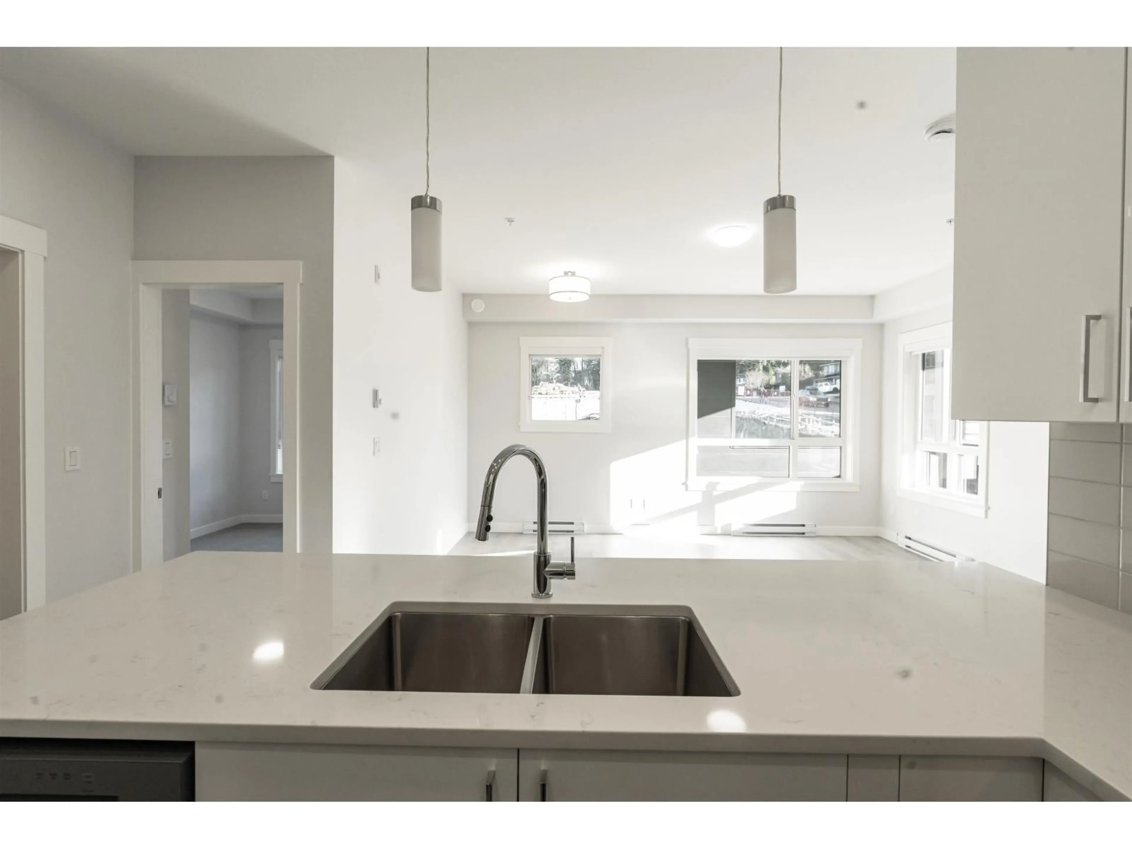 Open concept kitchen, ceramic/tile floor for 217 - 33886 PINE STREET, Abbotsford British Columbia V2S0N9