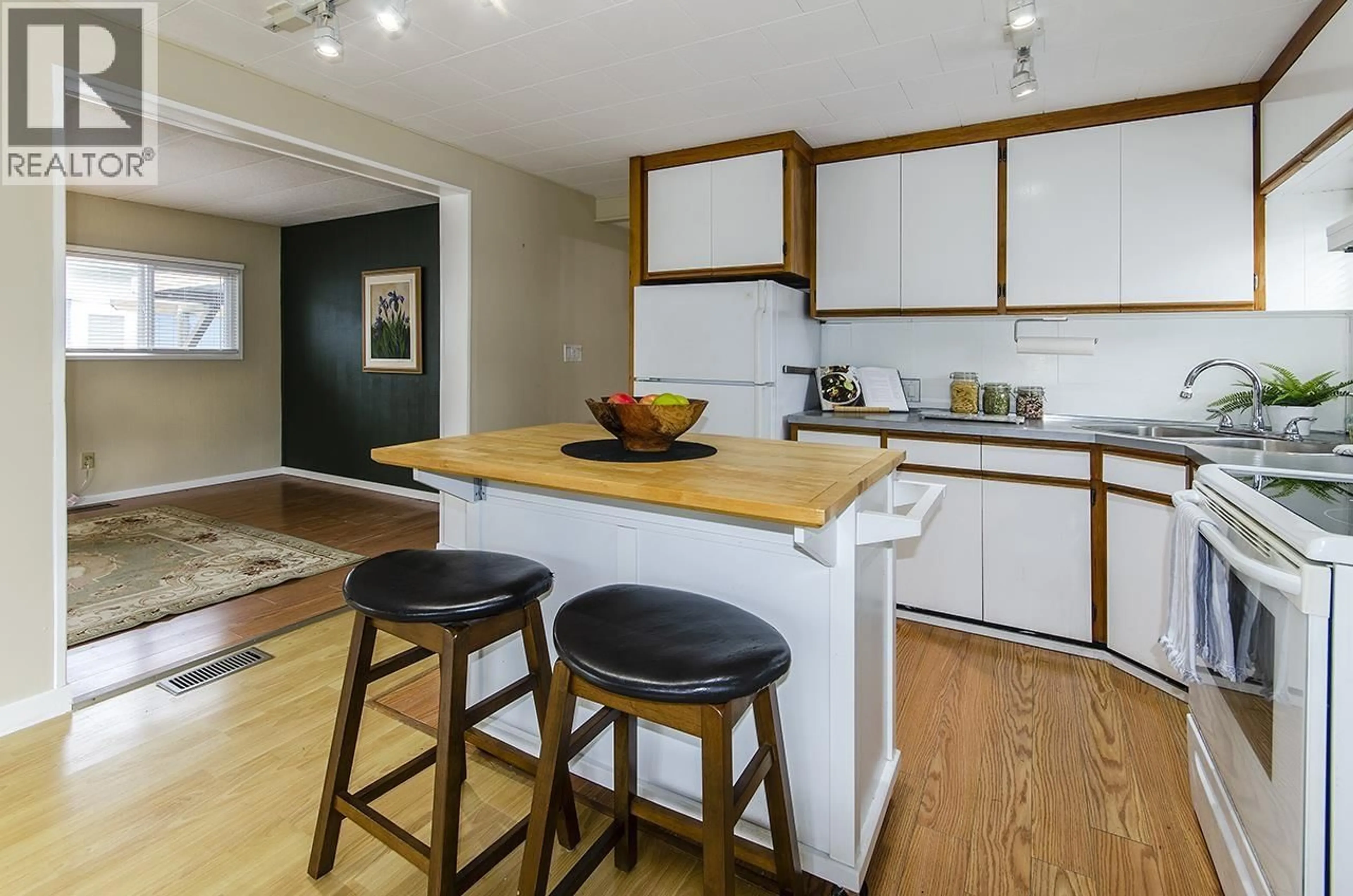 Open concept kitchen, wood/laminate floor for 460 SUNDANCE CRESCENT, West Vancouver British Columbia V7P1B9