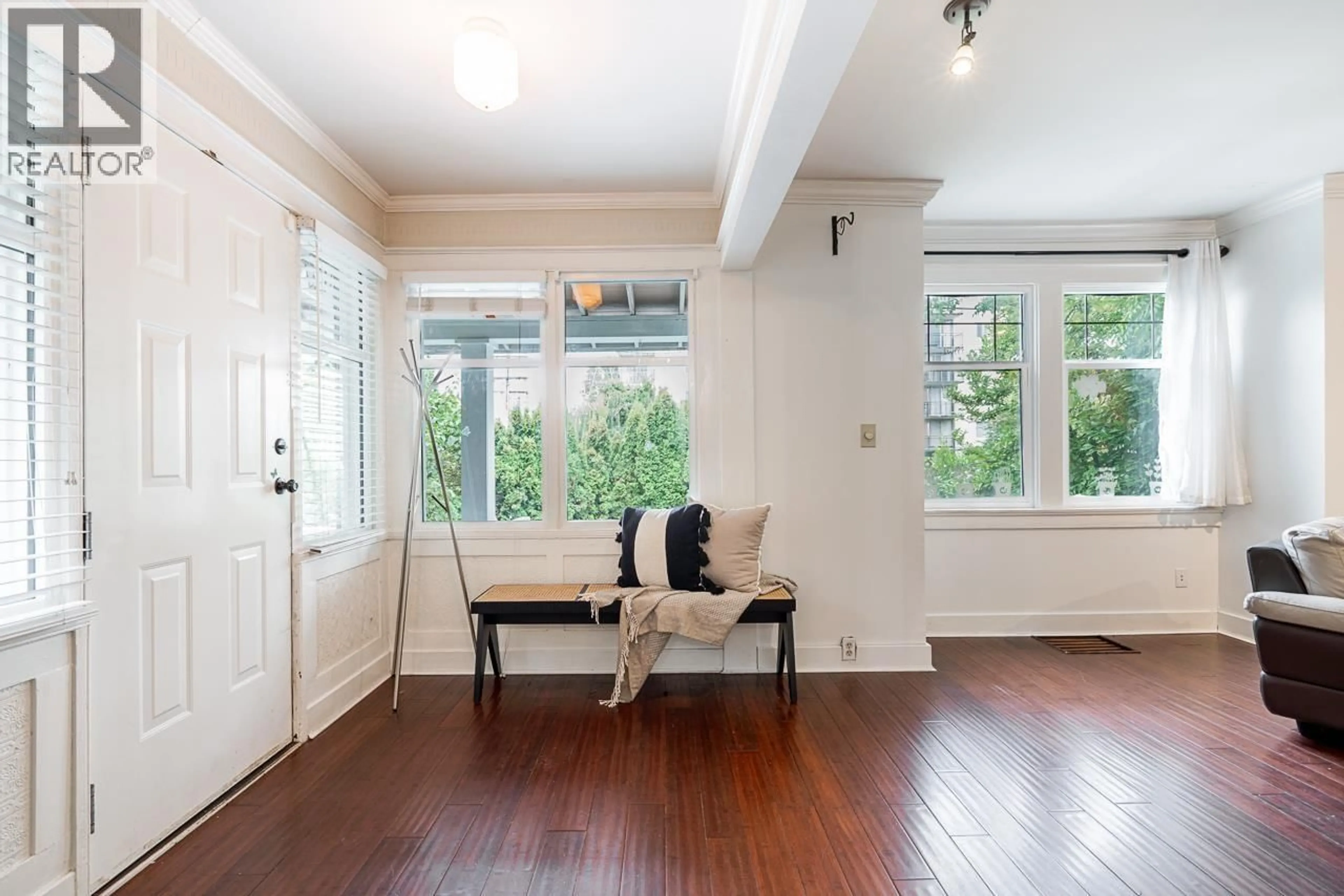 Indoor entryway for 202 SEVENTH STREET, New Westminster British Columbia V3M3K3